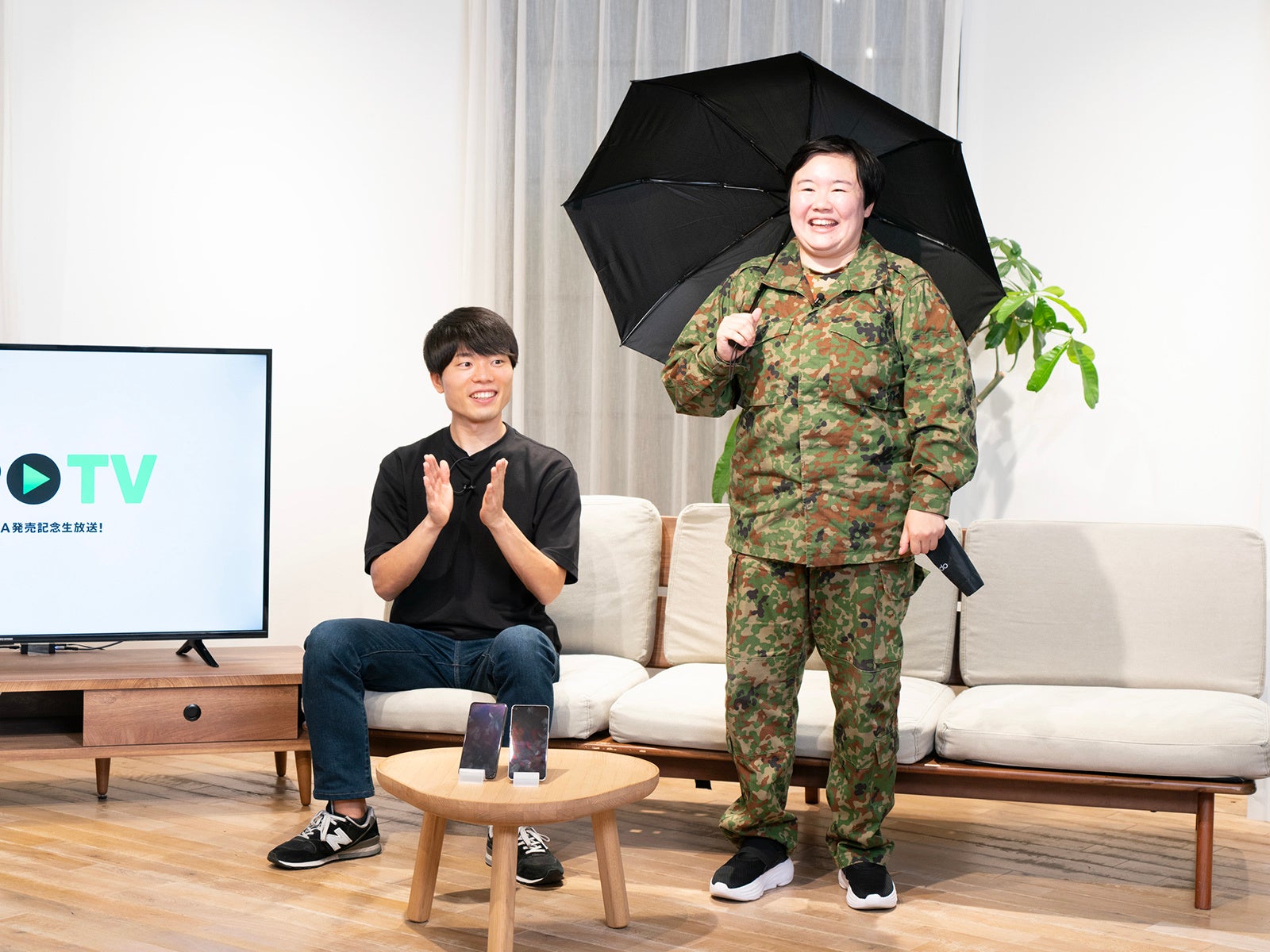 視聴者投票によって即興CM バトルを制したのはやす子さん。なぜか賞品は OPPO 傘。