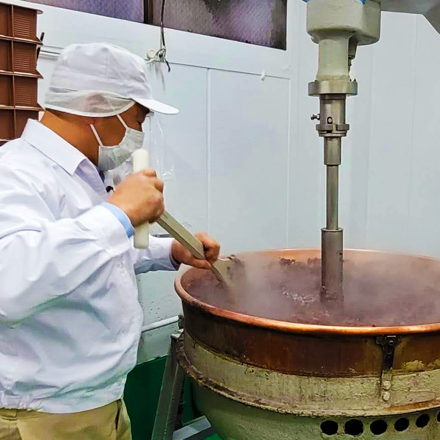 今では珍しい銅釜で職人が炊くtheANko