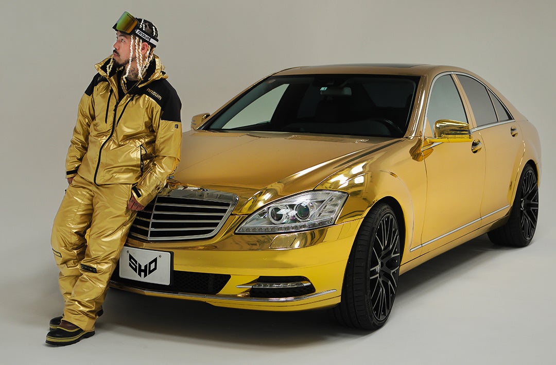 ラッパーSHOがタナベスポーツのプライベートブランド「nnoum(ノアム)」とコラボ！ゴールドベンツにちなんだ”金ピカ”ド派手なアイテムを限定数量発売！