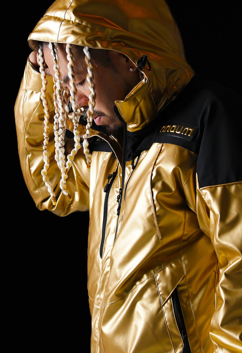 ラッパーSHOがタナベスポーツのプライベートブランド「nnoum(ノアム)」とコラボ！ゴールドベンツにちなんだ”金ピカ”ド派手なアイテムを限定数量発売！