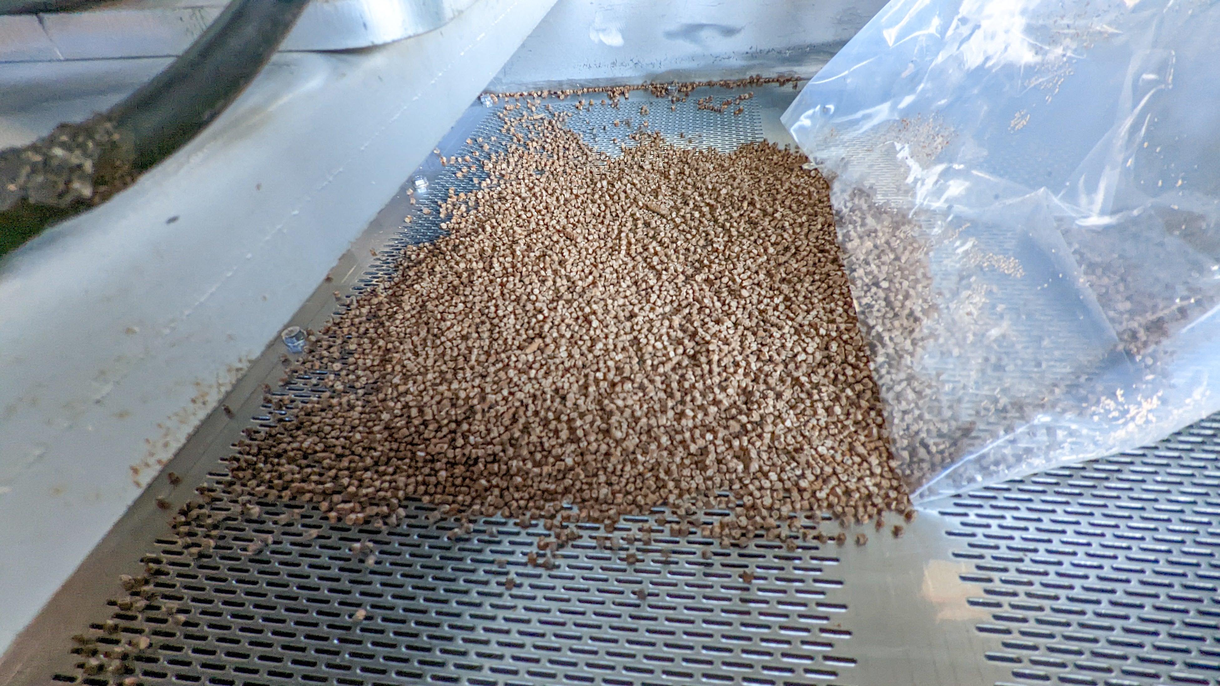 国産ヒノキの間伐材を使用