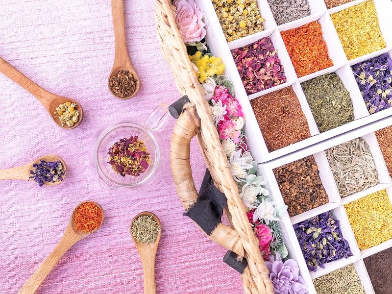 数種類の花びら・ハーブからつくるオリジナルハーブティー