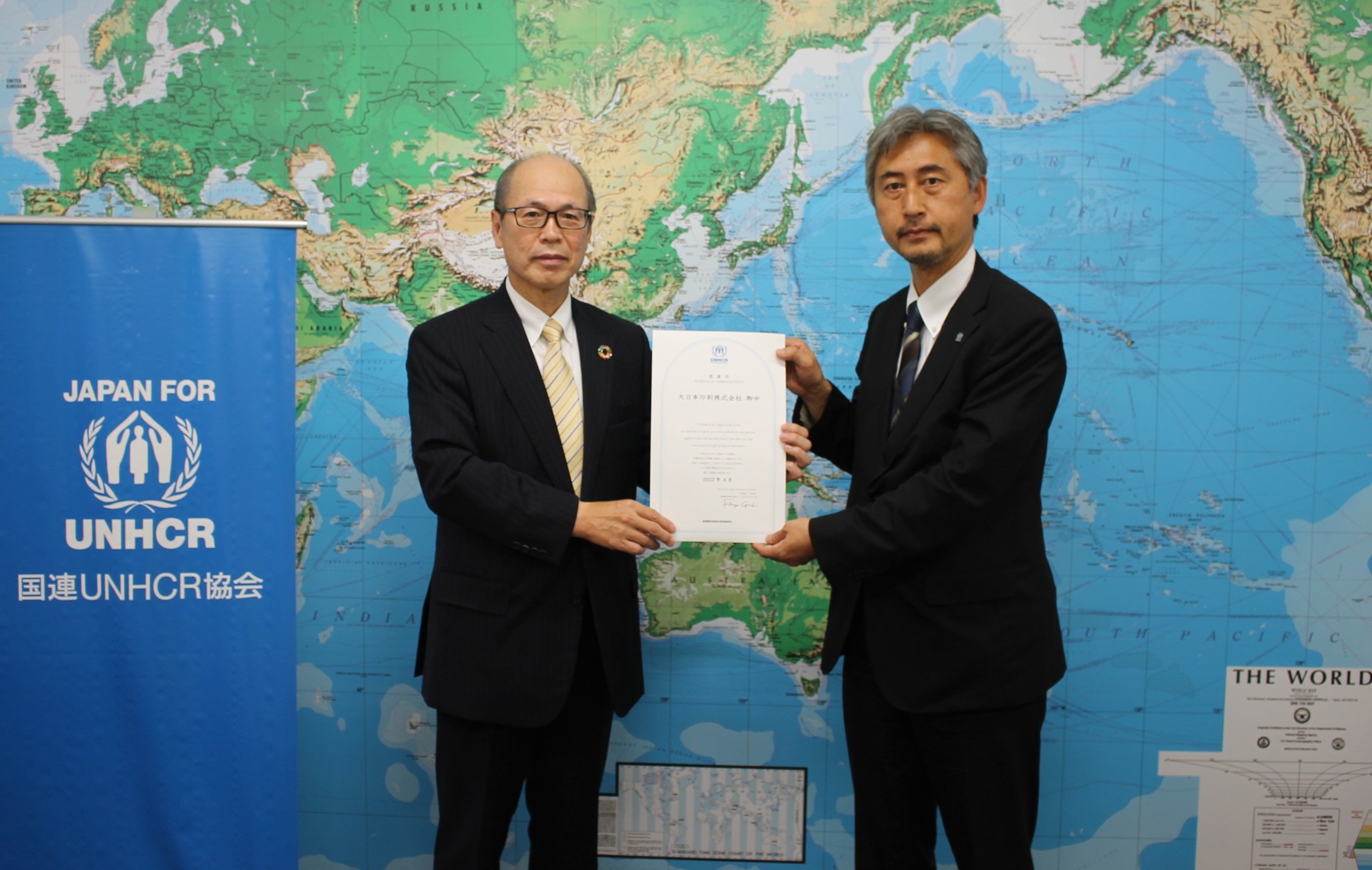 国連UNHCR協会への寄付訪問の様子 (左から、DNP代表取締役専務 宮 健司、国連UNHCR協会事務局長 川合 雅幸氏)