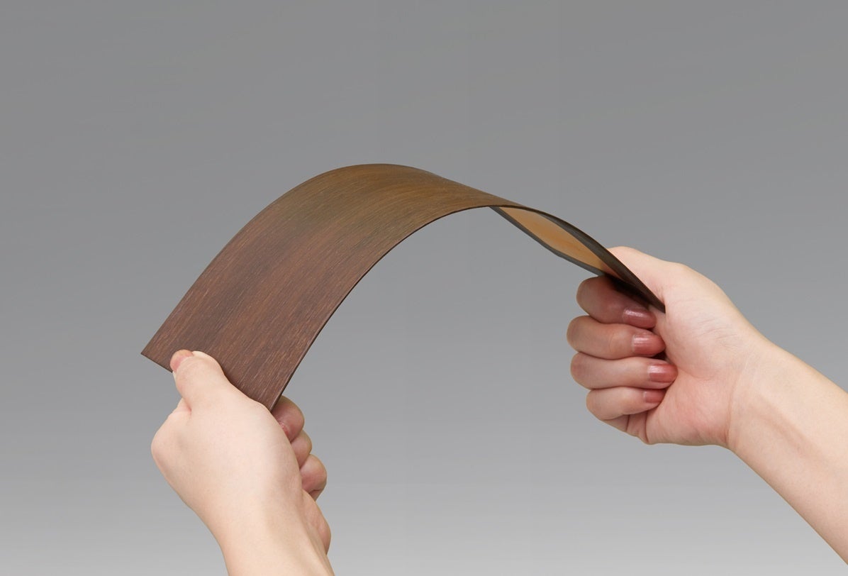 景観を損ねず、屋外でも設置可能な5G-Sub6帯用フィルム型アンテナ