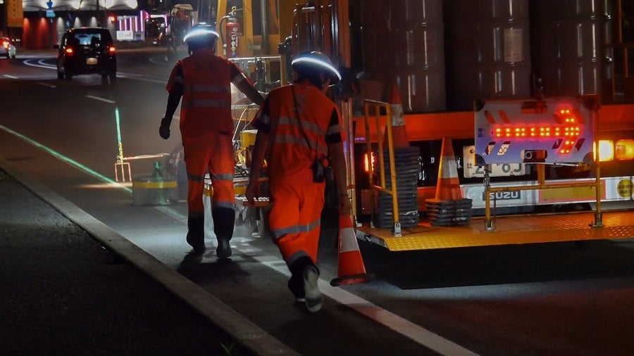 投射したラインガイドに沿って区画線を塗工する作業車両（施工：北海道技建株式会社）
