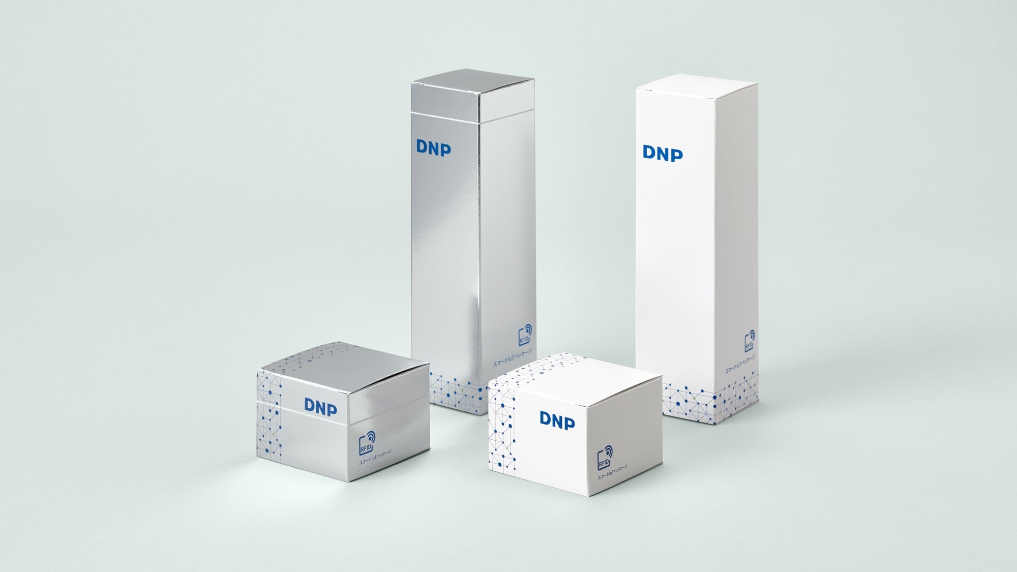 （左2点）箔転写技術によるパッケージ全面を活用したアンテナ実装と高意匠化を実現 （右2点）パッケージ貼り合わせ部にアンテナおよびチップを実装