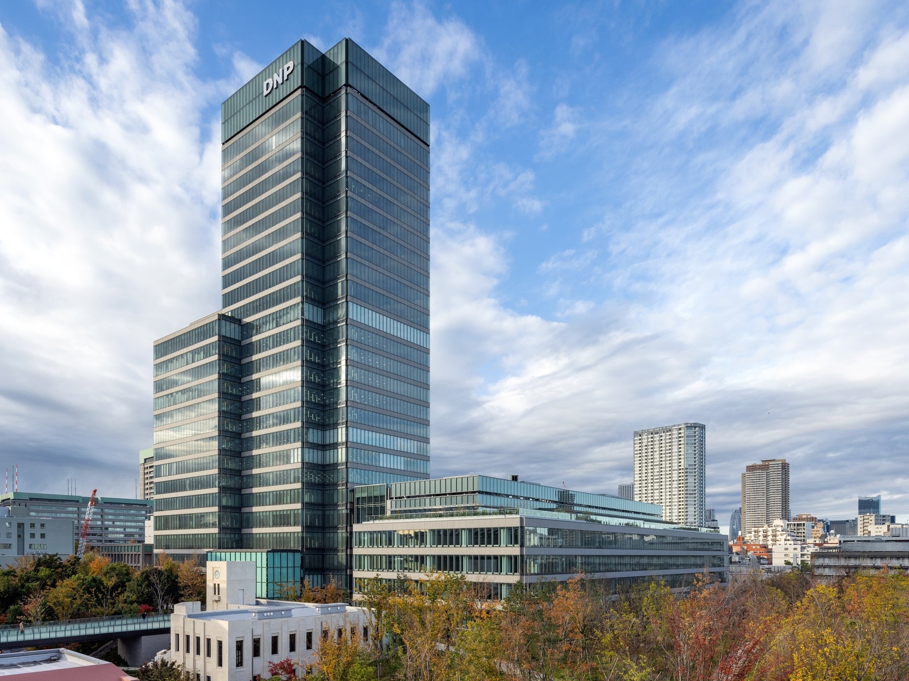 DNP市谷加賀町ビル(左)とDNP市谷加賀町第3ビル(右)