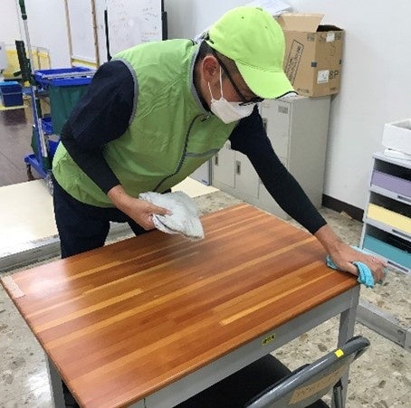 大会では机・床の清掃作業の効率性や正確性を競います
