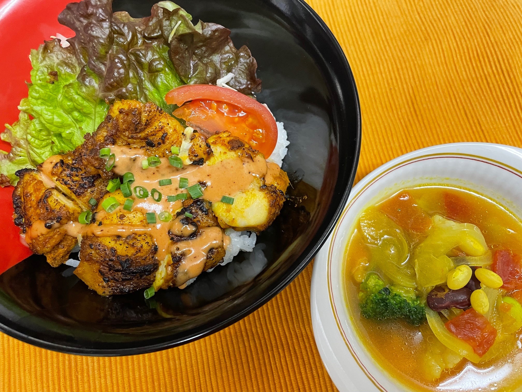 「チキン・ケバブ丼 シリア風スープ付き」500円（税込み）