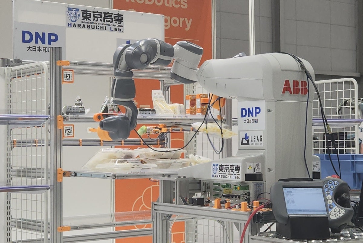 東京高専のロボットが商品の陳列・回収を行う様子