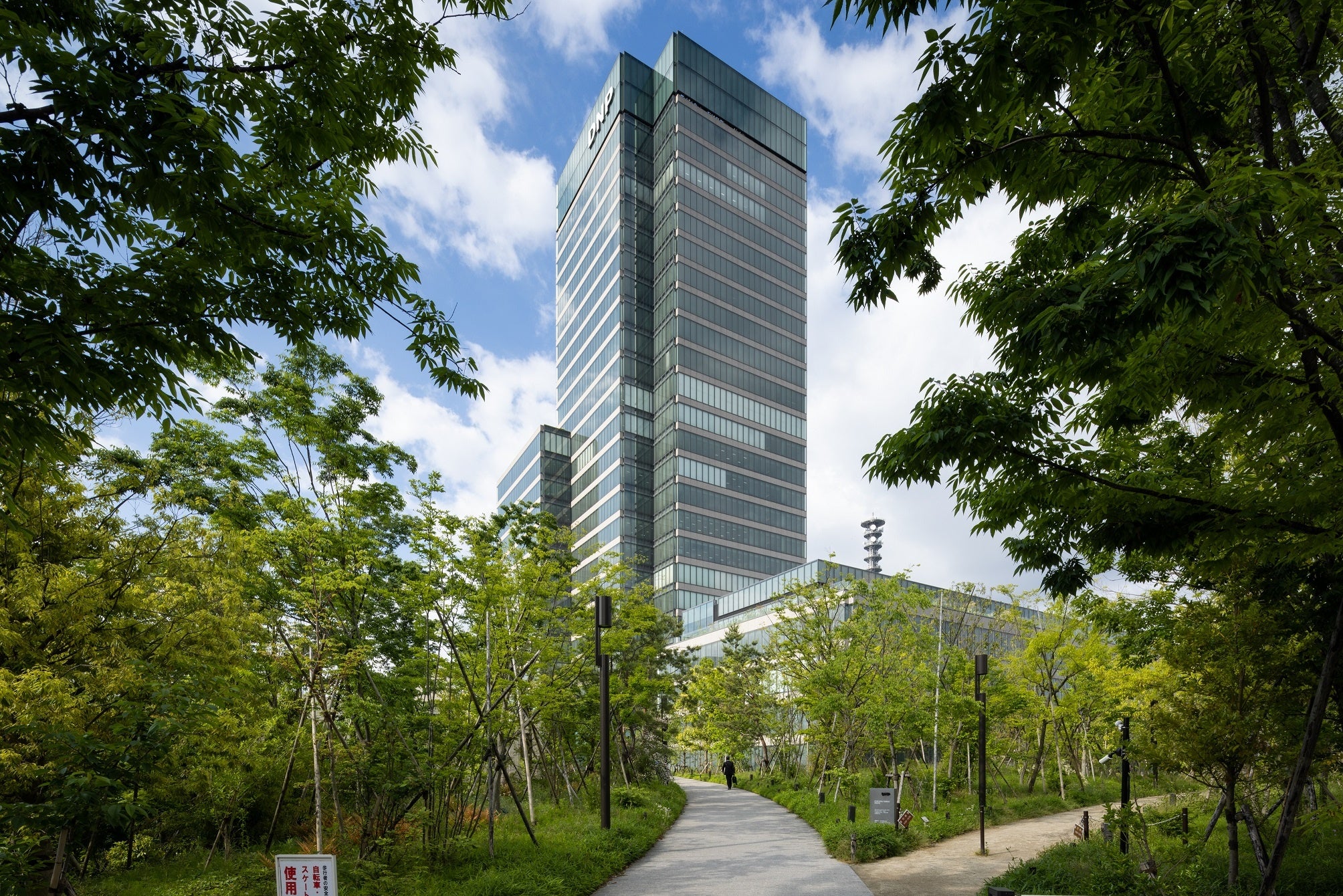 「市谷の杜」から臨むDNP市谷加賀町ビル