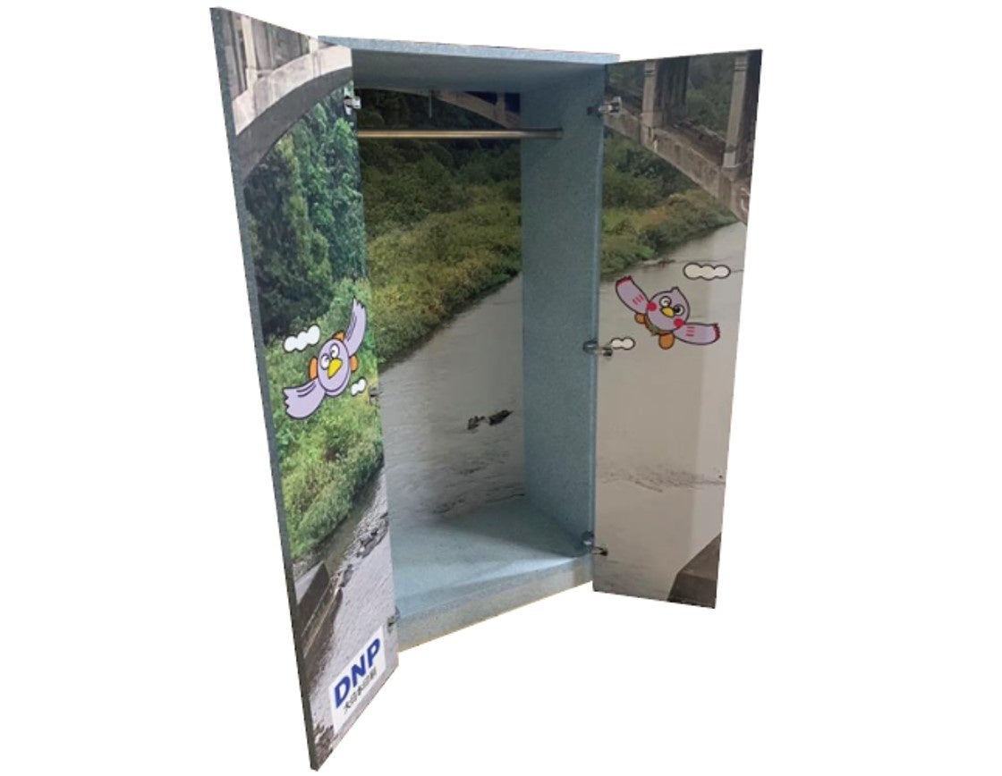 埼玉県職員の作業着を配合して製造。埼玉県のマスコット「コバトン」が、荒川を飛んでいるデザインです。