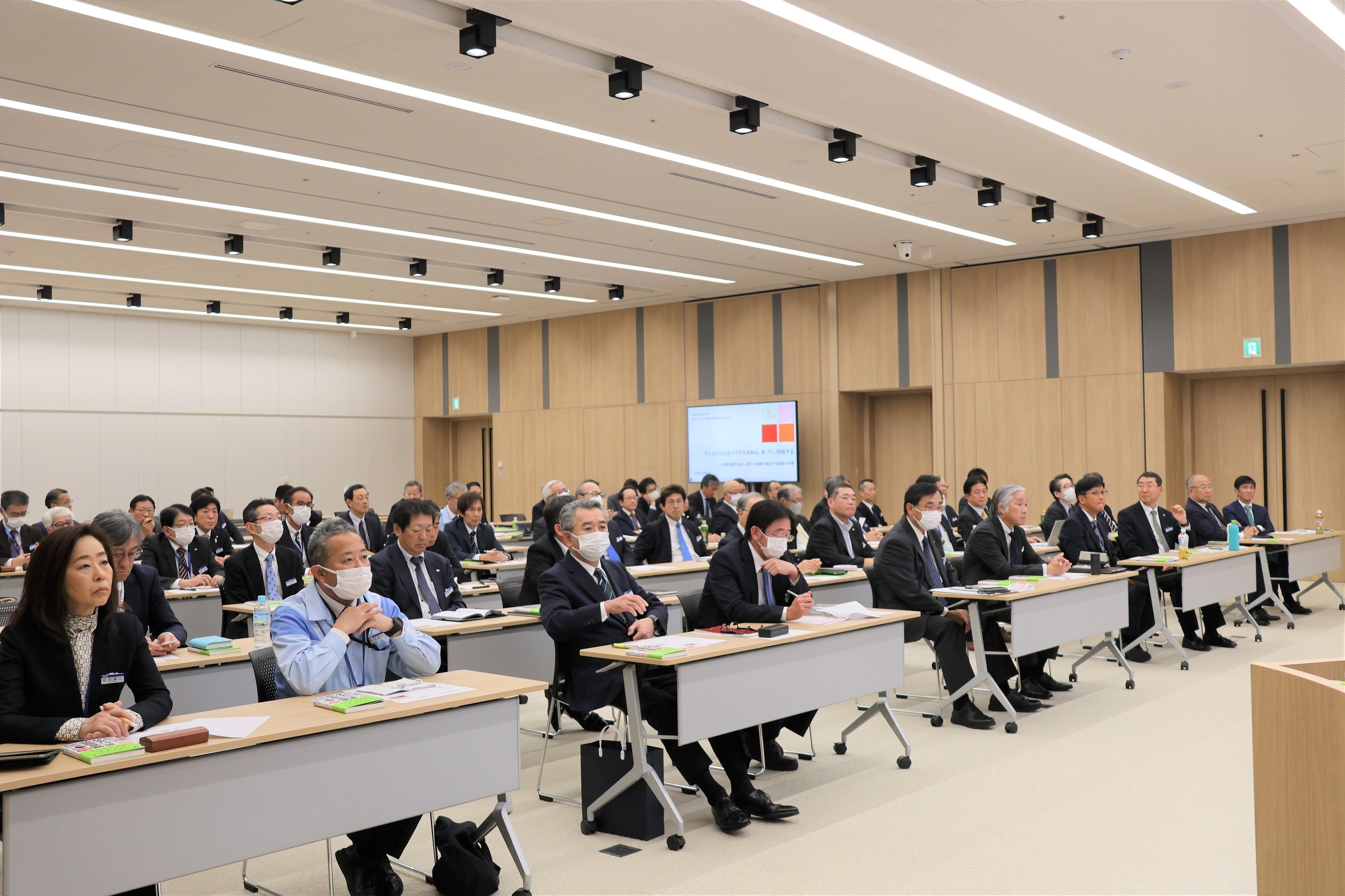 DNP各社の社長・役員等を対象とした研修の様子