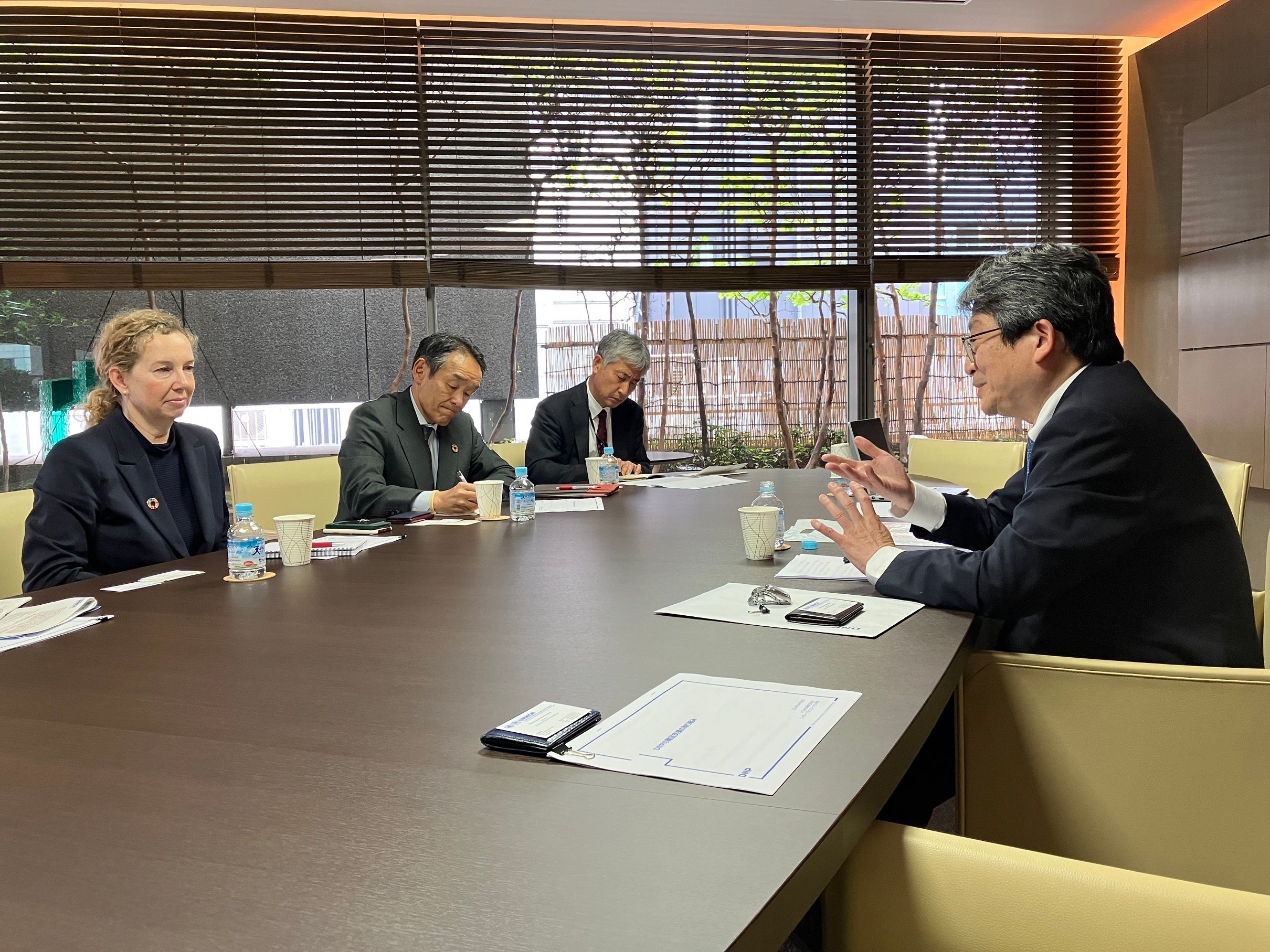 DNP常務執行役員・杉田一彦、ドミニク・ハイド氏