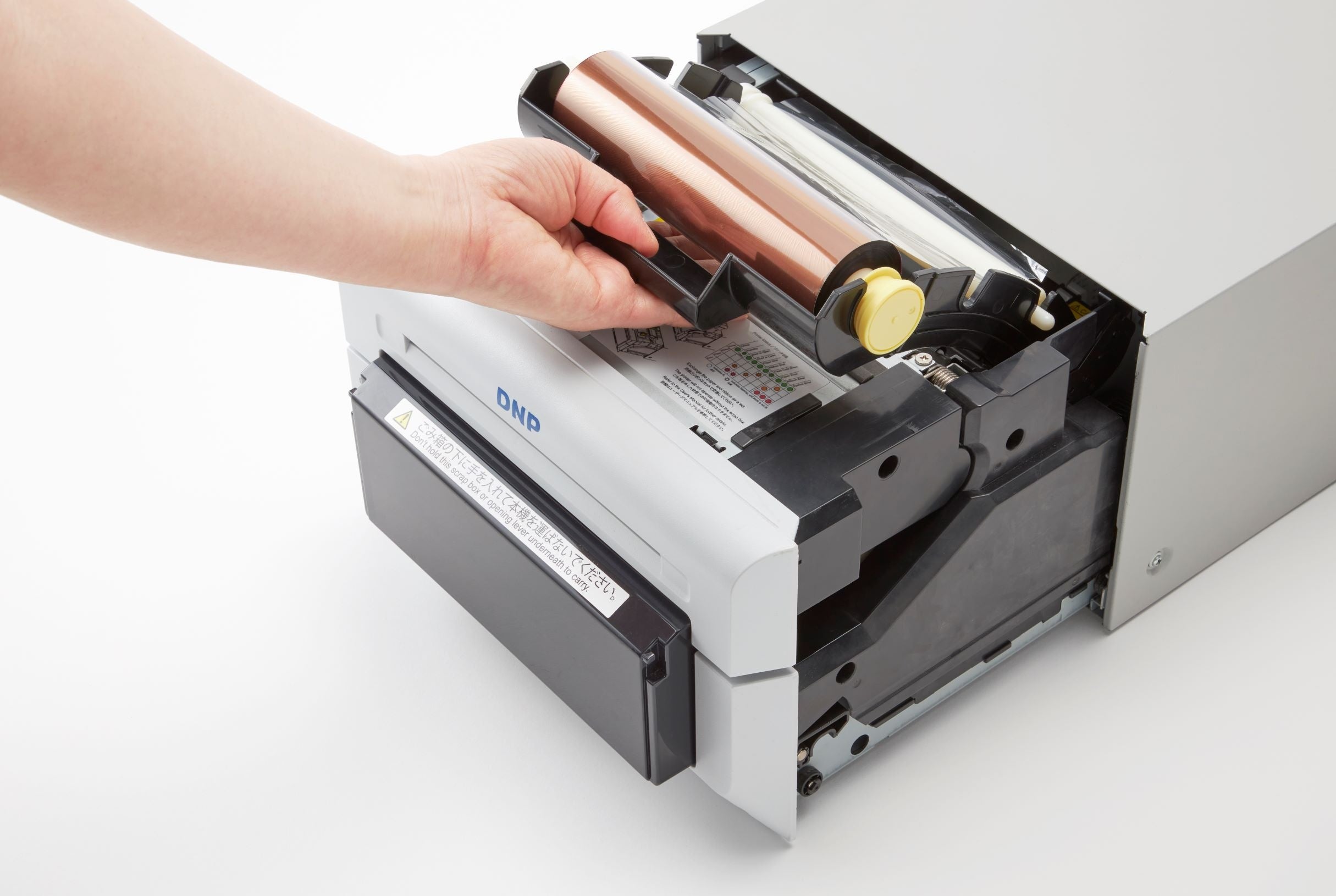 インクリボンを昇華型フォトプリンターに挿入するイメージ