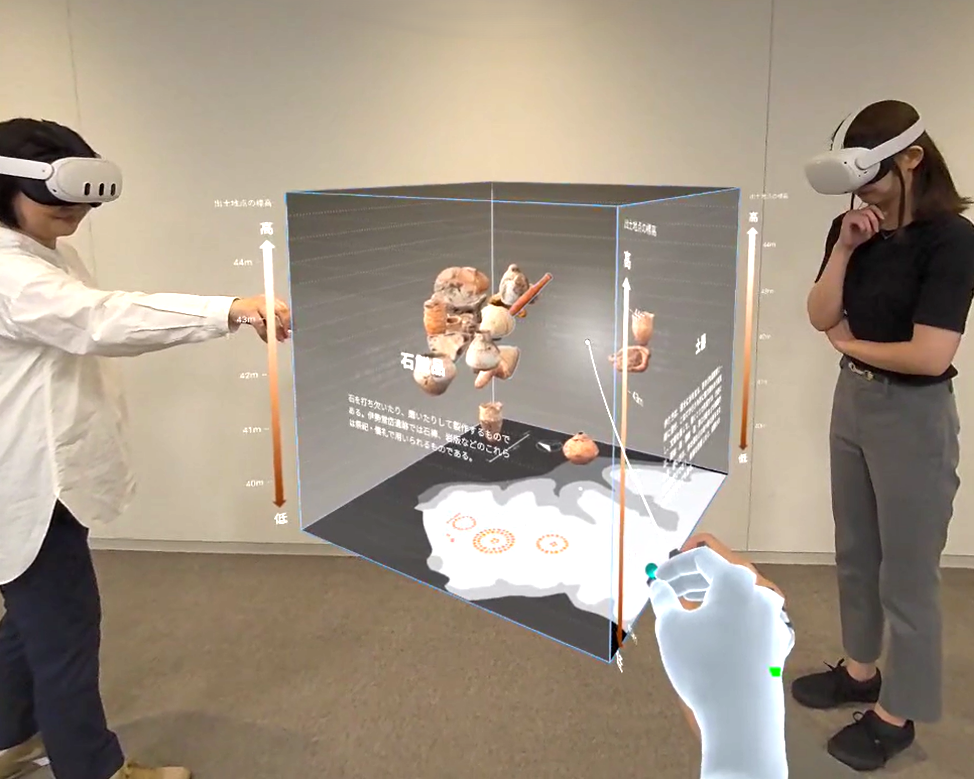 複数の人がキューブを同時鑑賞している様子