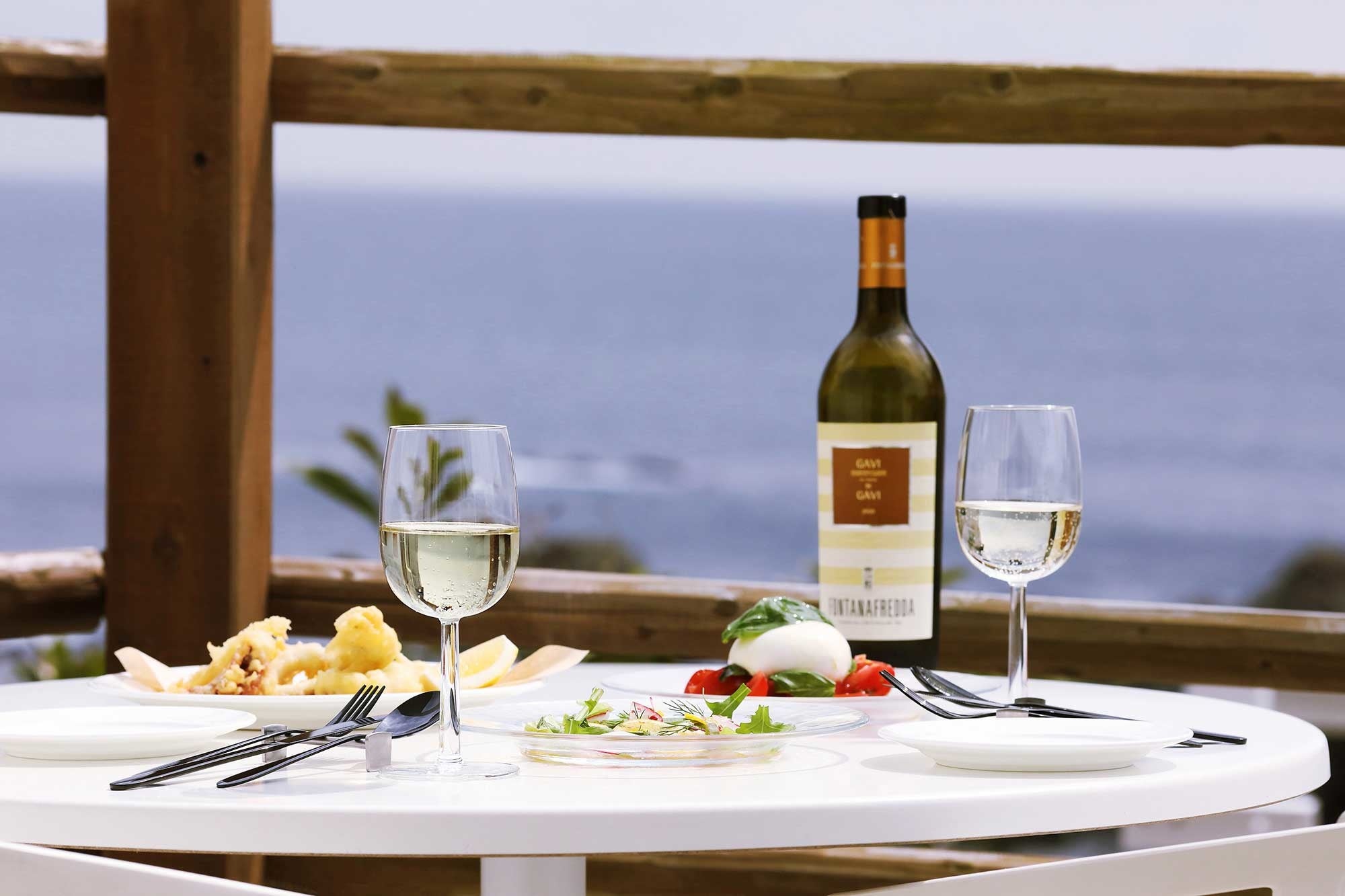 お天気の良い日はテラスでお食事を