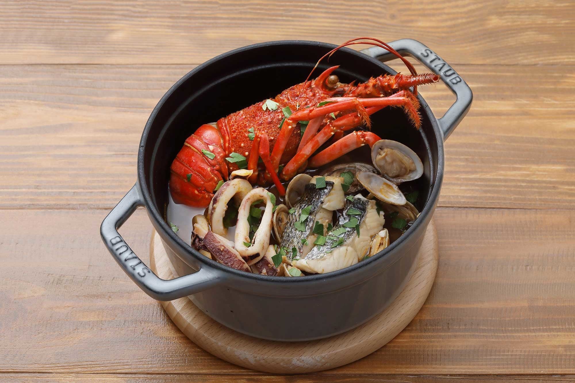 地もの魚介のまるごとトマト煮込み