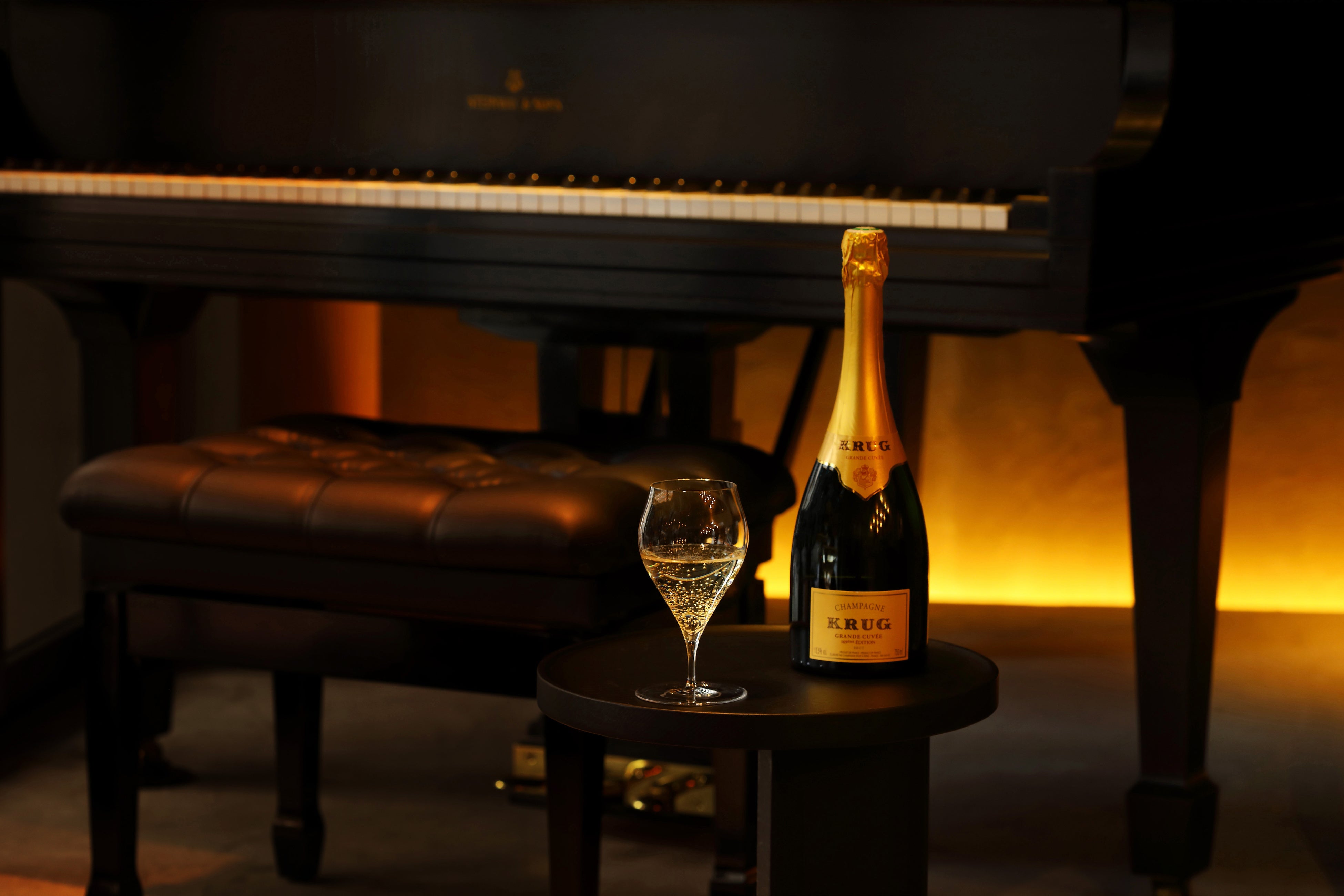 高級シャンパンや銘醸ワインをグラスで楽しめる