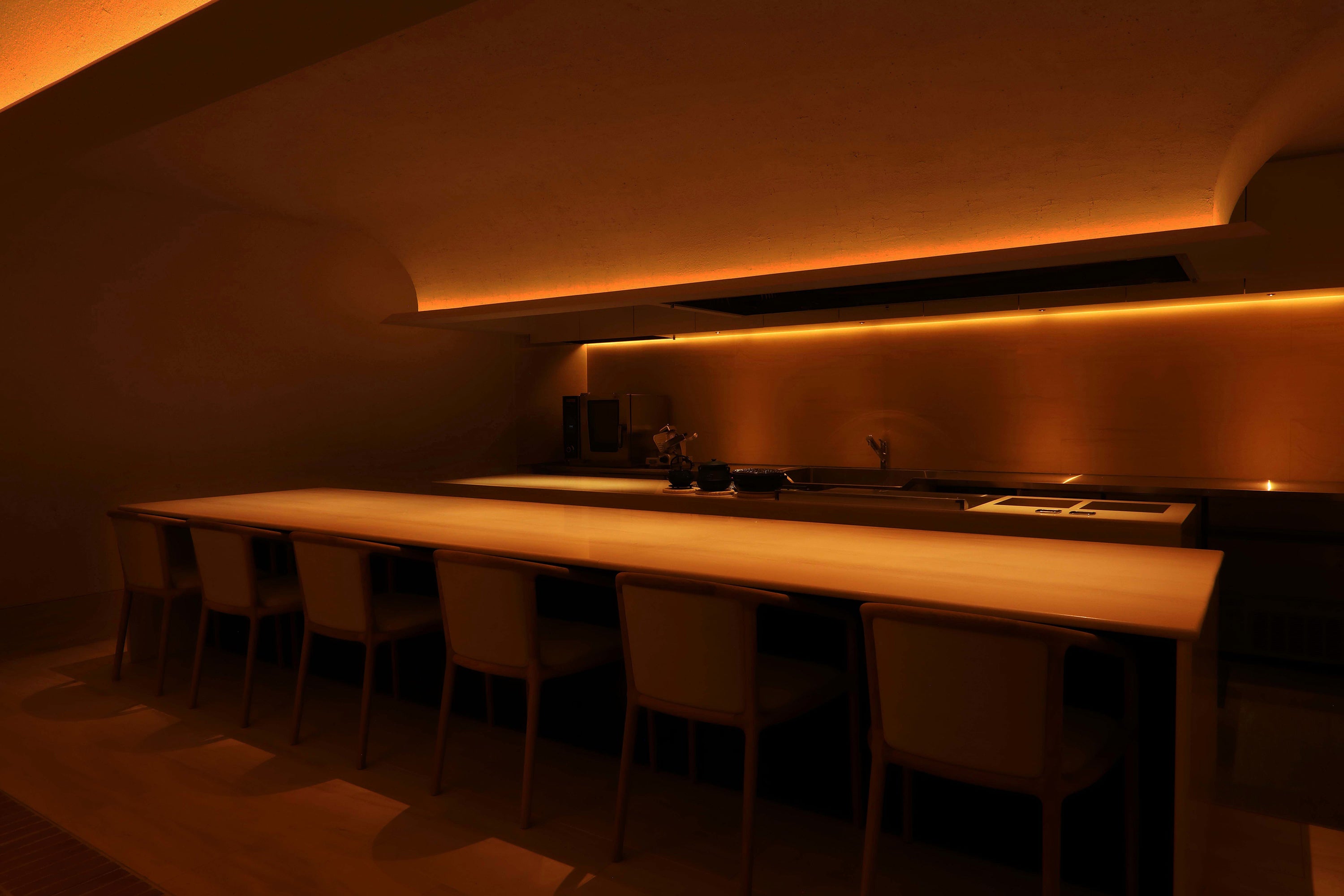 間接照明を使用し温もりを感じるダイニングエリア