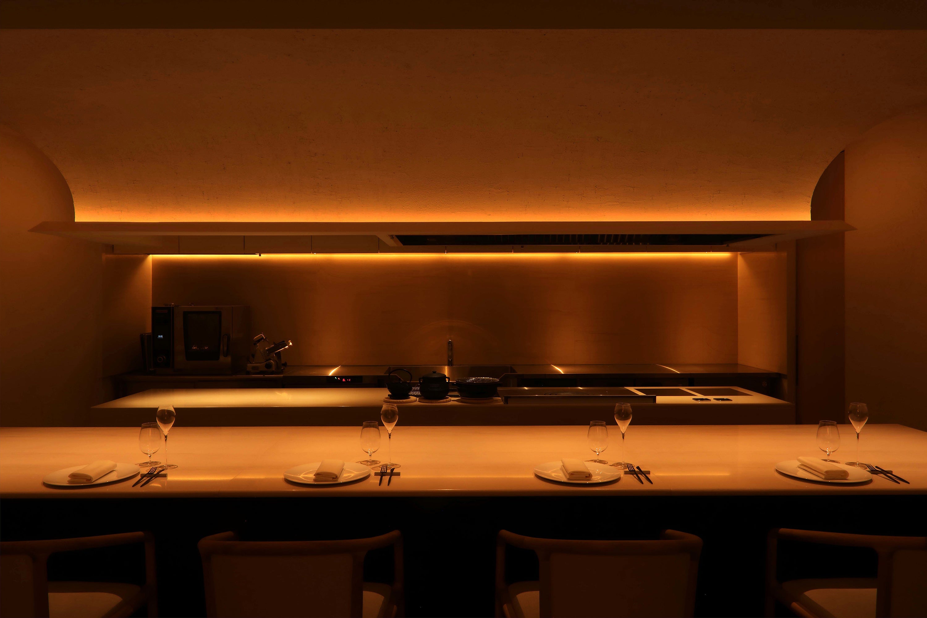 ライブ感あふれる６席のカウンター