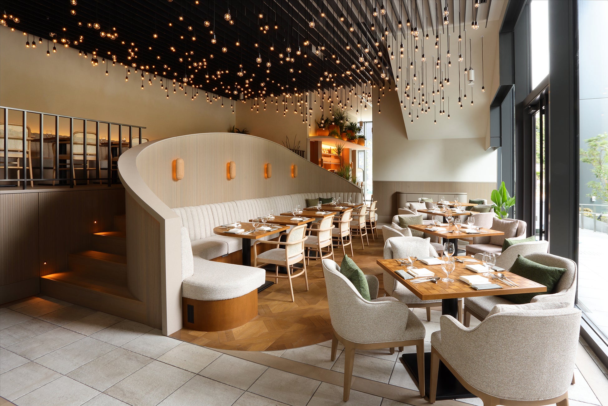 ガラス張りの窓から光が入る明るい店内