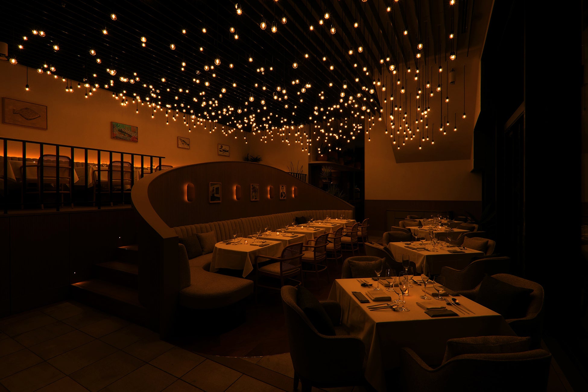 夜はペンダントライトが煌めく星空のレストラン