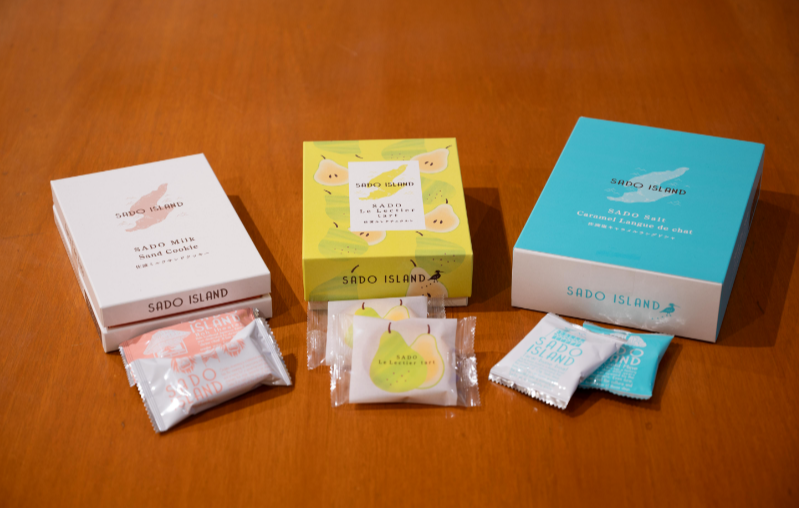 左から　佐渡ミルクサンド　佐渡塩キャラメルラングドシャ　クッキー　佐渡ルレクチェタルト