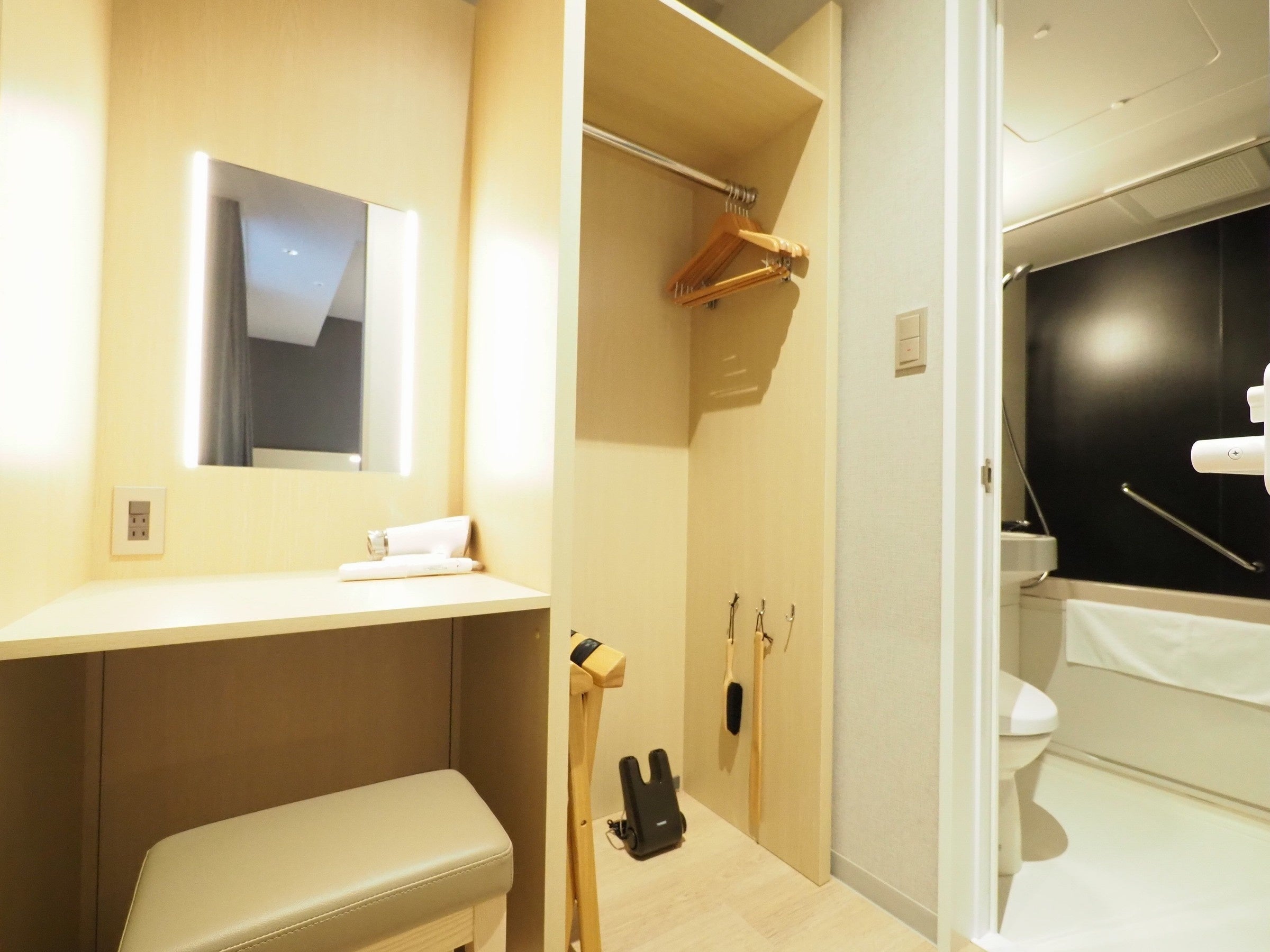 デラックスツインルームにはゆったりとした化粧台を完備