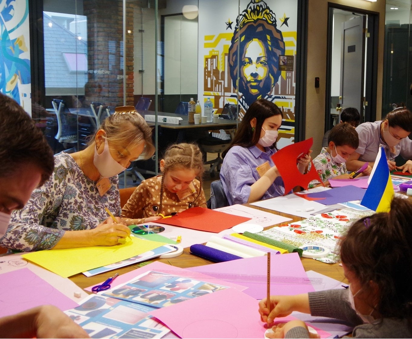 「Ukraine Café HIMAWARIオープンイベント」親子クラフト・ワークショップの様子