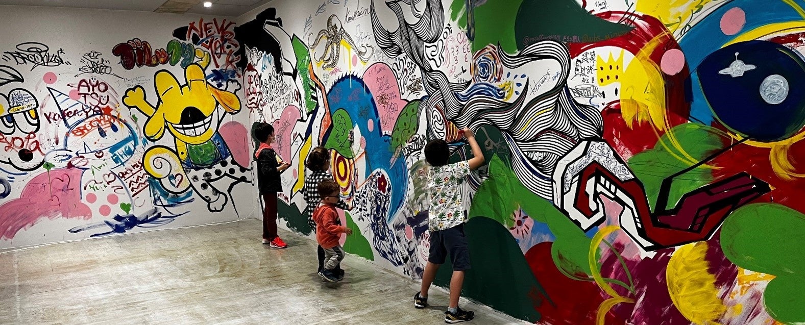 元気に走り回り、ミューラルアートを楽しむ子供たち