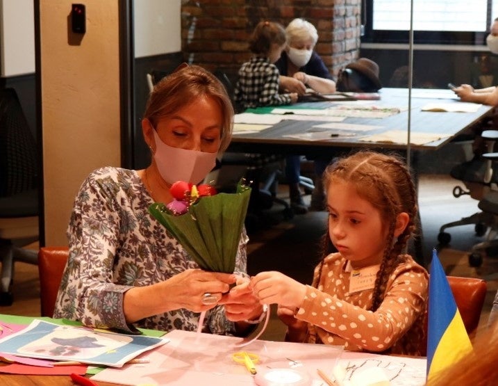 親子で楽しむクラフトワークの様子