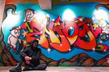 A YOTSUYA（エー ヨツヤ）　　　　　　　　　　　　 地下イベントスペースの作品前にて