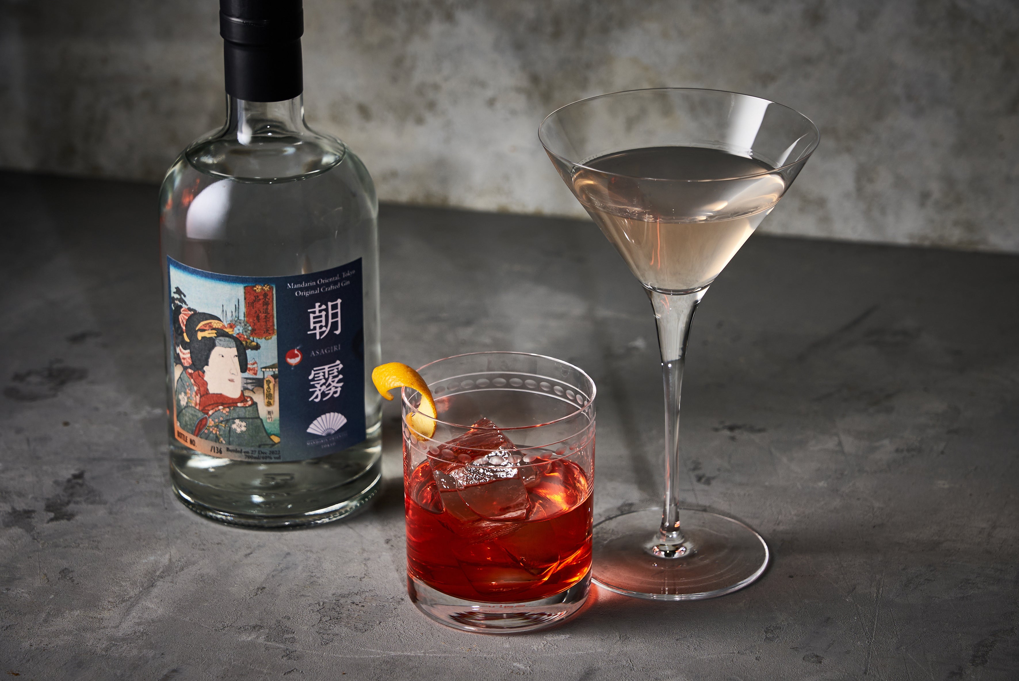 「朝霧 マティーニ」（右）「朝霧 ネグローニ」（中央）