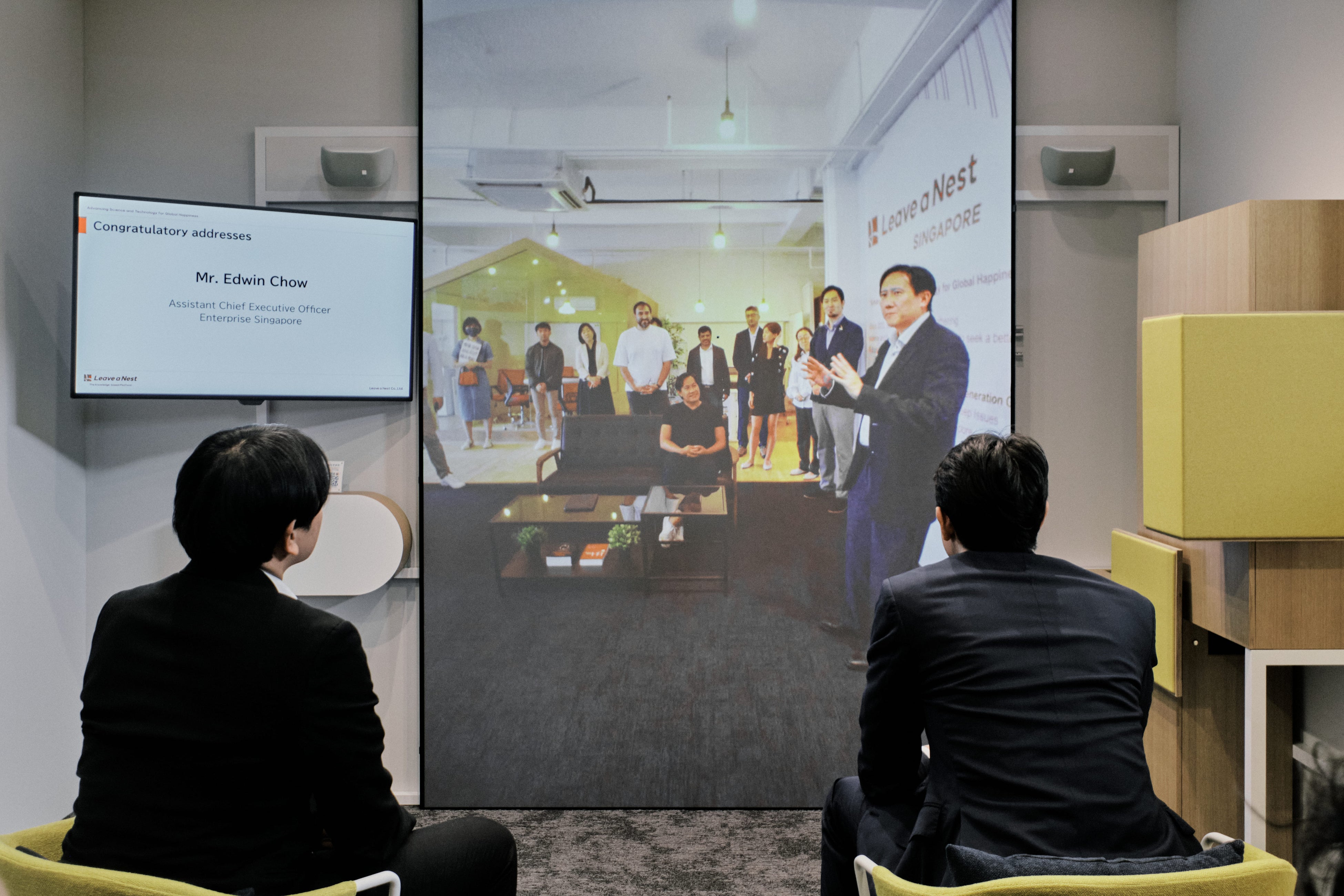 シンガポール側のプレゼンターが日本とシンガポールの参加者に向けてプレンゼンテーションを行う様子