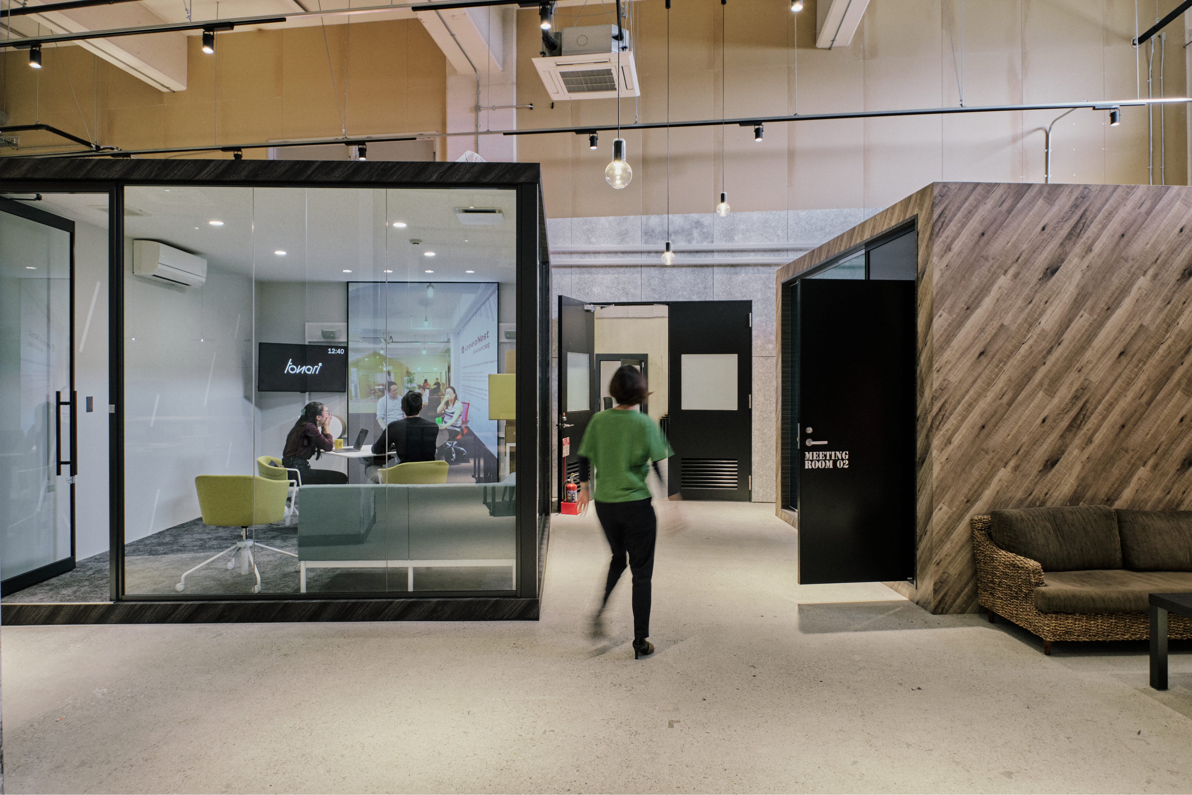 COGから見えるtonariが設置されたガラス張りの部屋