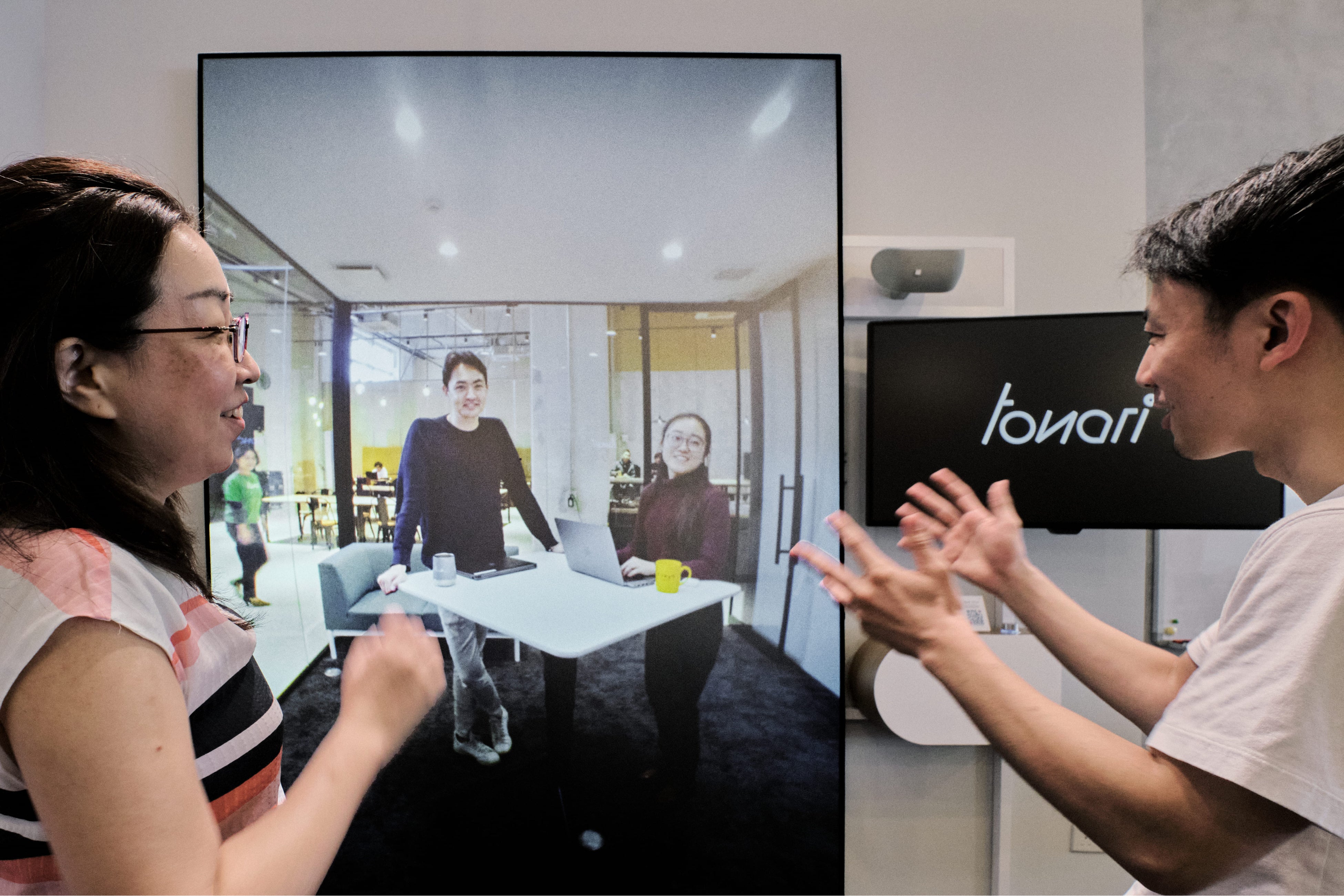 リバネスとリアルテックホールディングのメンバーが日本とシンガポールで雑談をする様子