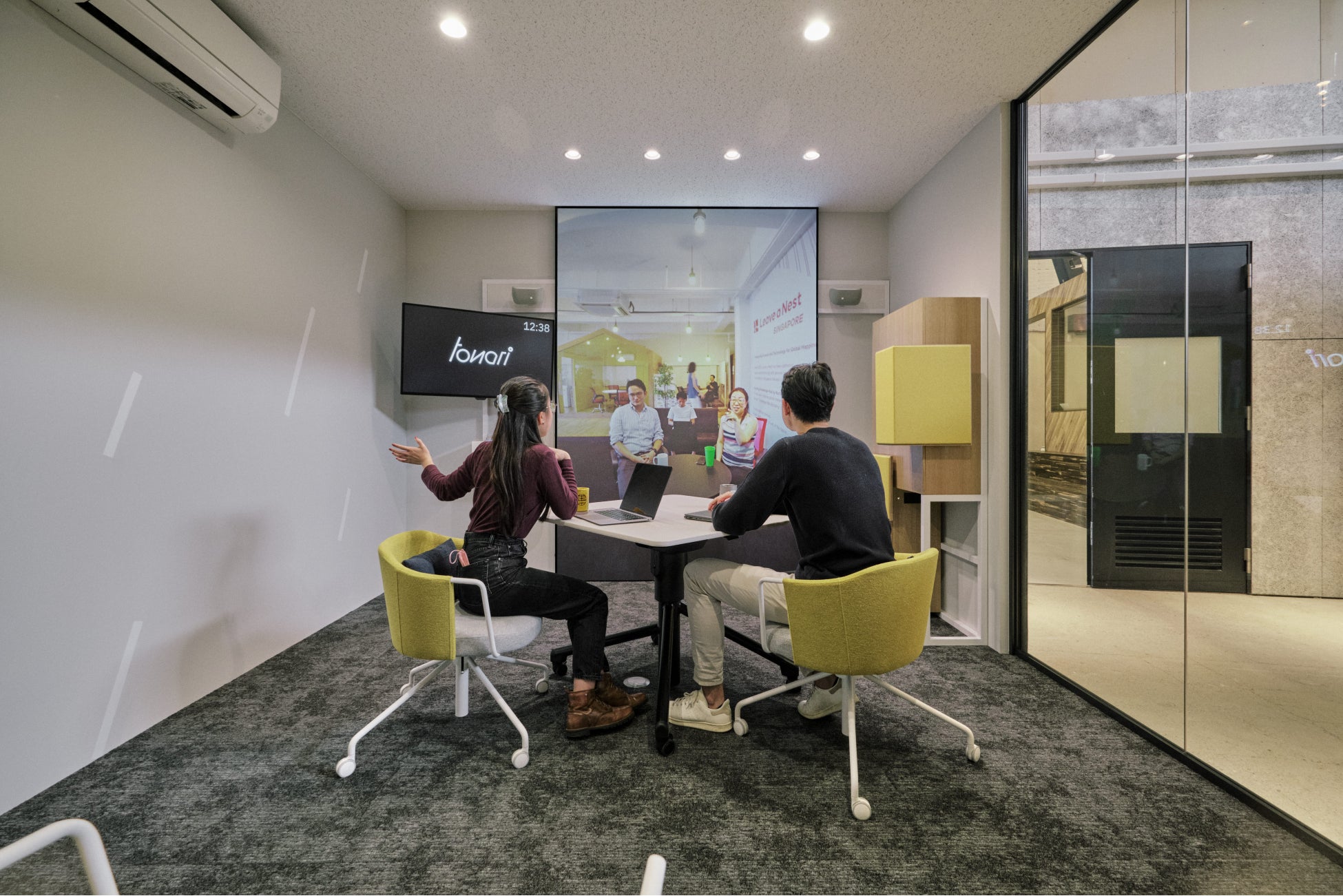 日本(手前)、シンガポール(奥)