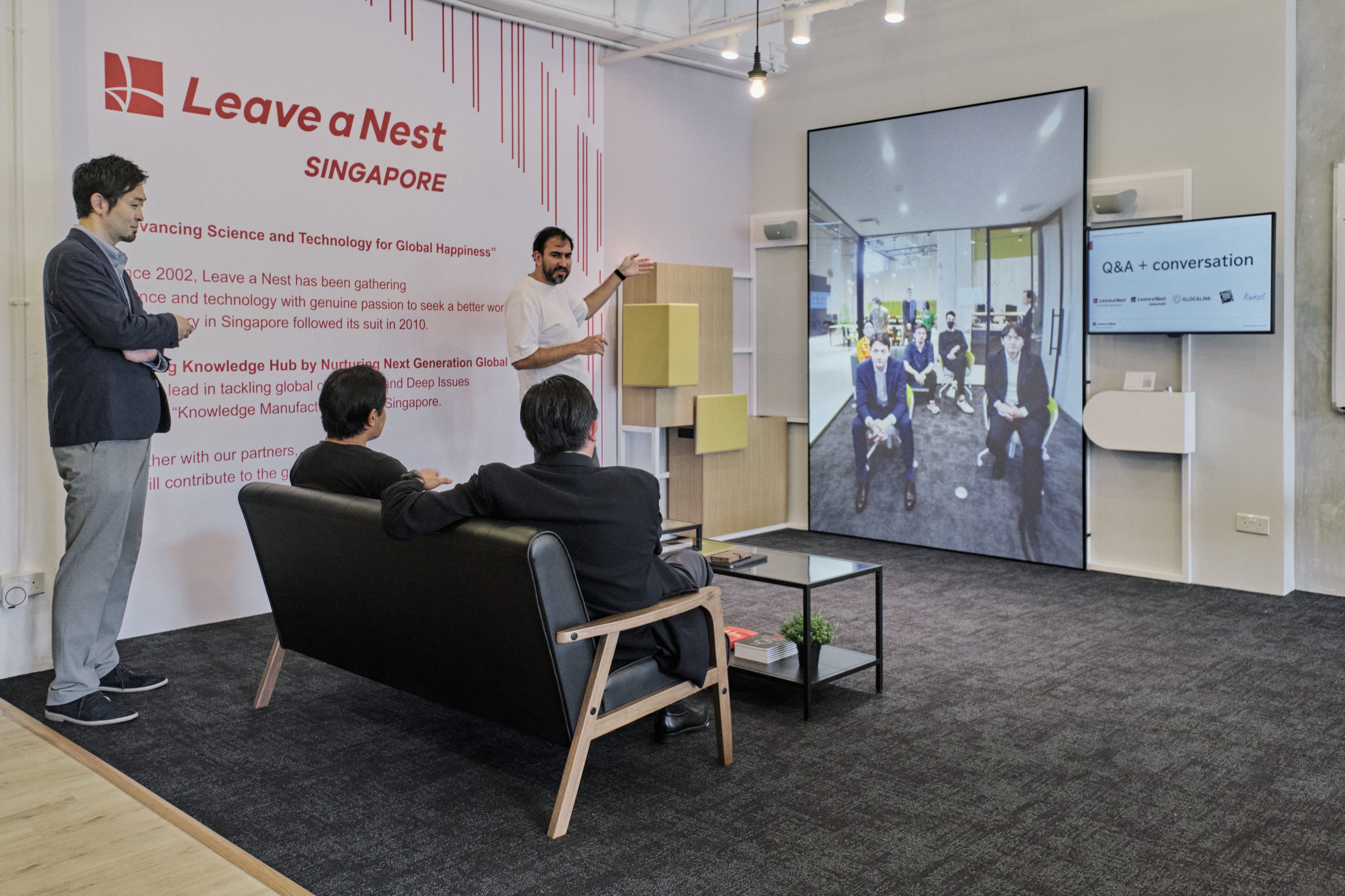 シンガポールのblock71からプレゼンする様子