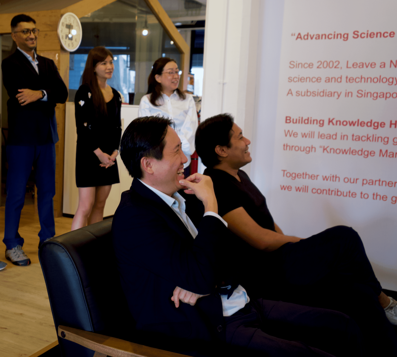 エドウィン・チョウ氏（手前）