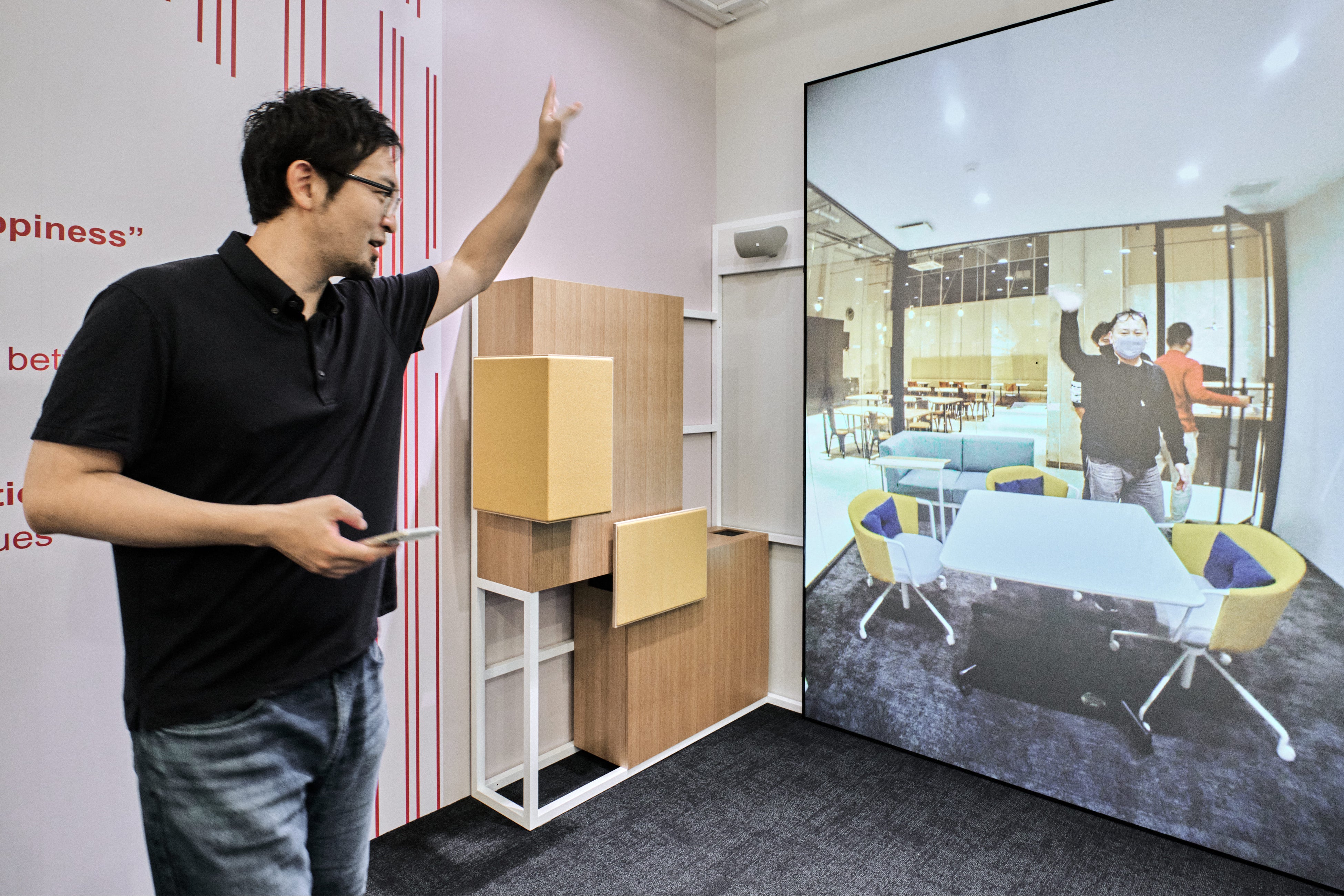 シンガポールと東京にいるリバネスのメンバーが手を振り合う様子