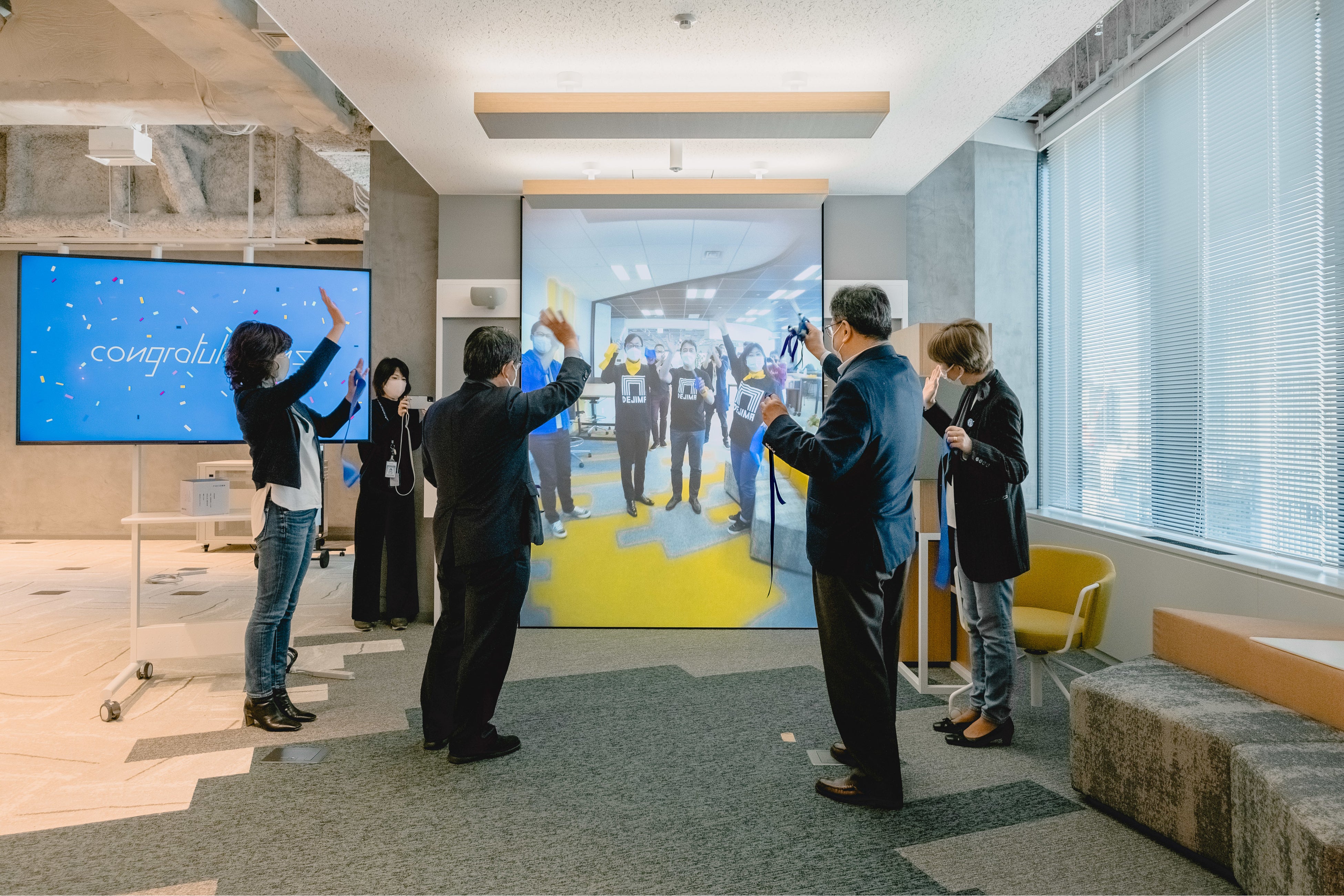 [テープカットの様子]  サービス開始 