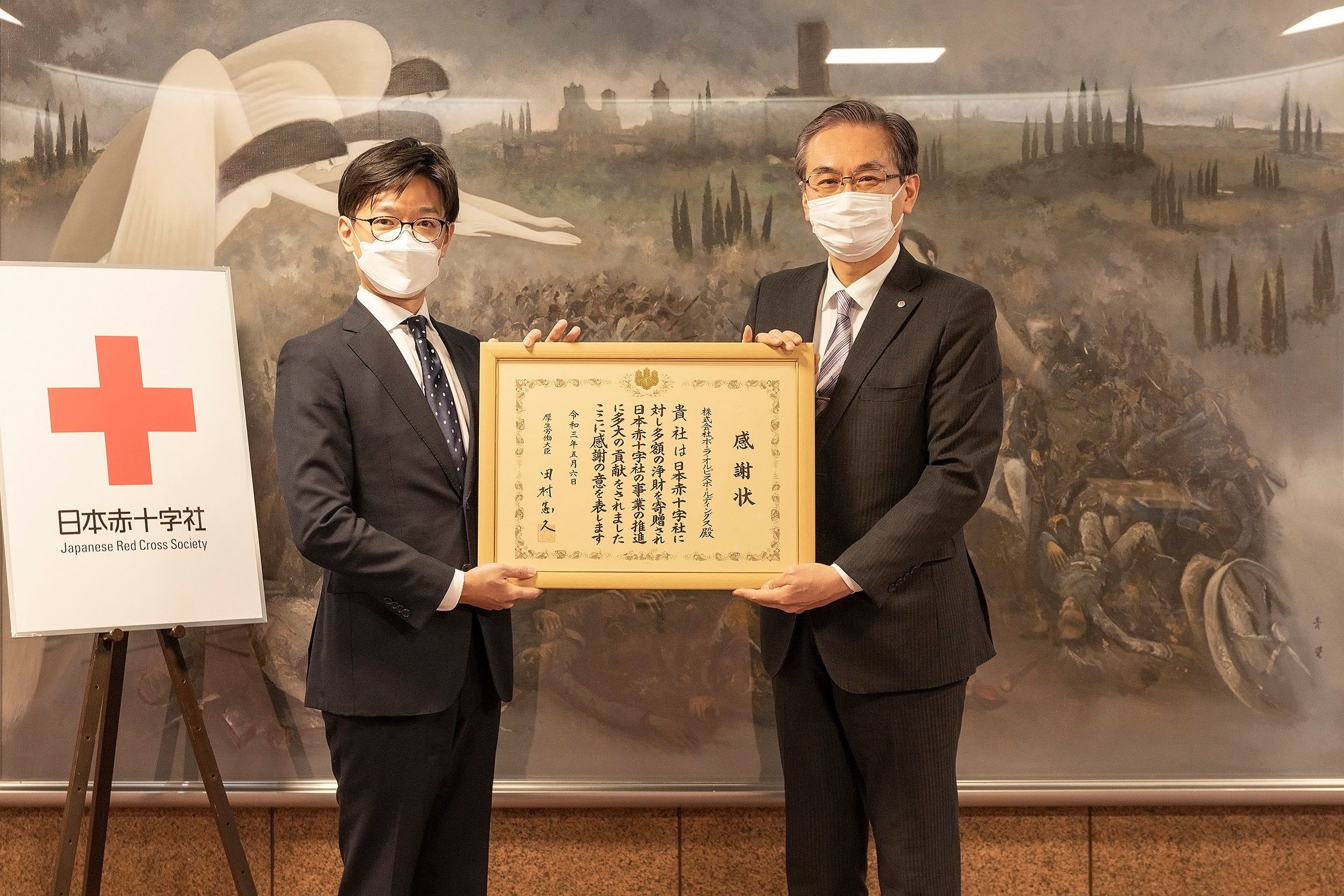 感謝状授与の様子（左_弊社執行役員兼コーポレートコミュニケーション室長 橋  右_日本赤十字社 事業局 パートナーシップ推進部長 西島様）