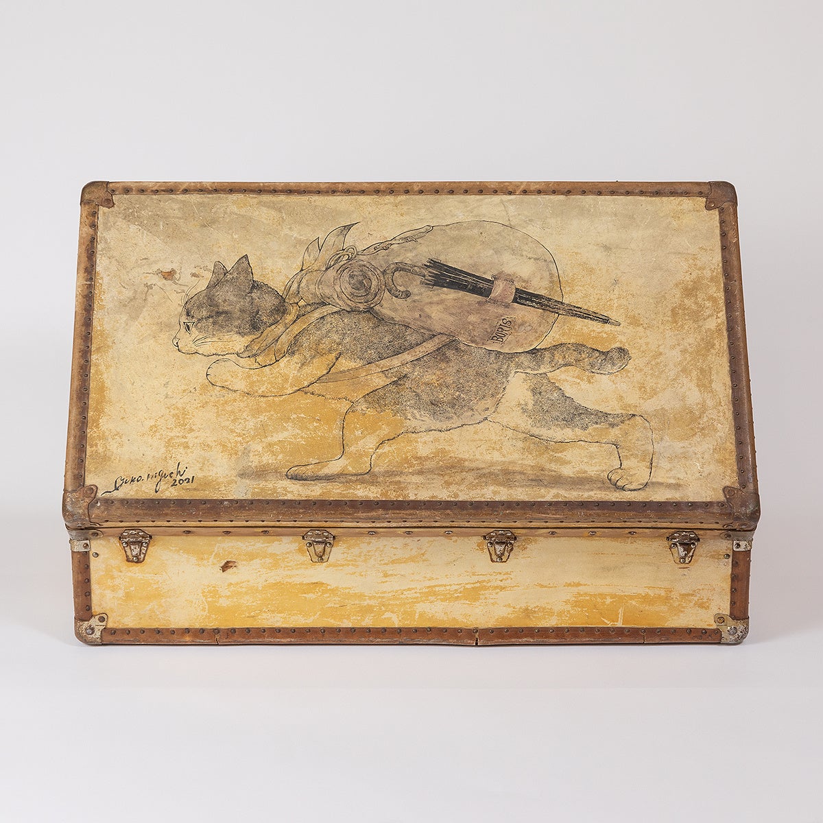 ヒグチユウコ 「旅」 2021年 アンティークトランク （20世紀初頭フランス製）、ペン