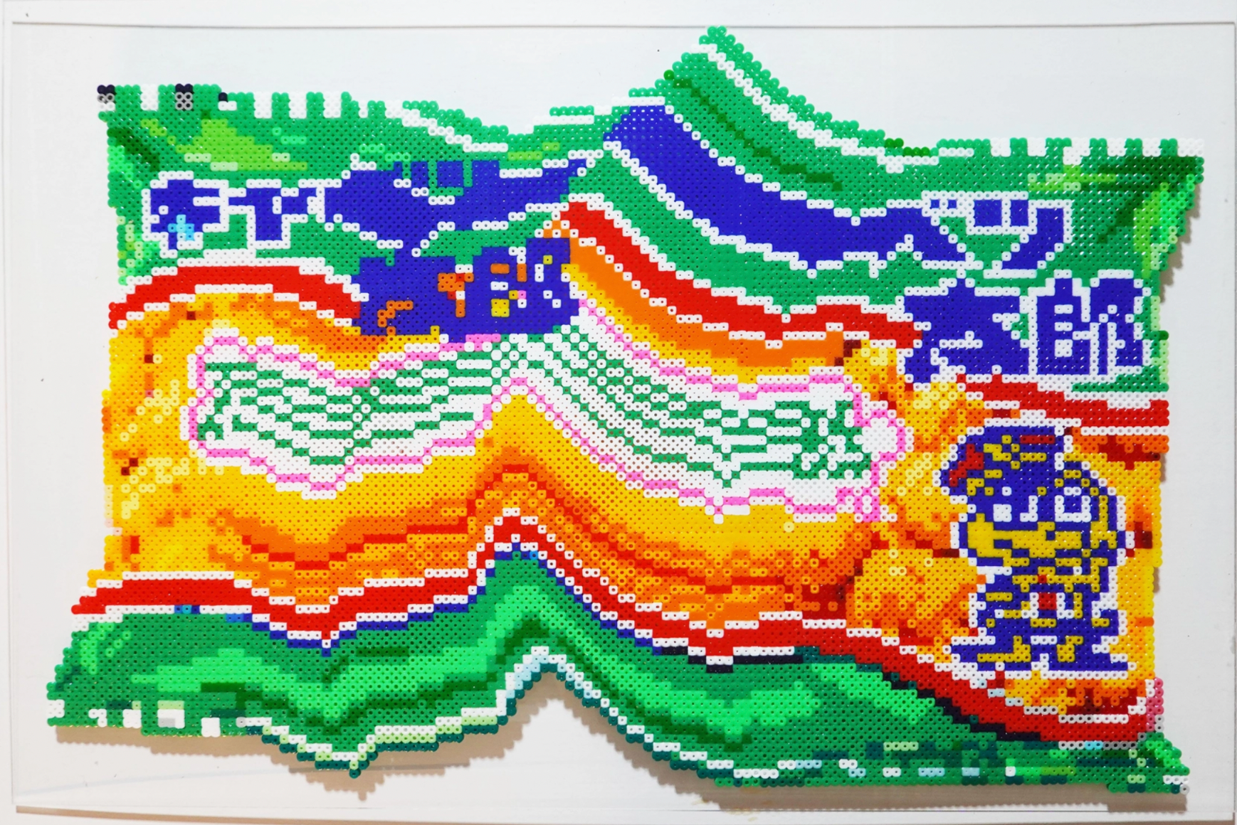 沼田侑香_《キャベツ太郎》_2022年_プラスチックビーズ、アクリル板_h465×w700×d10mm