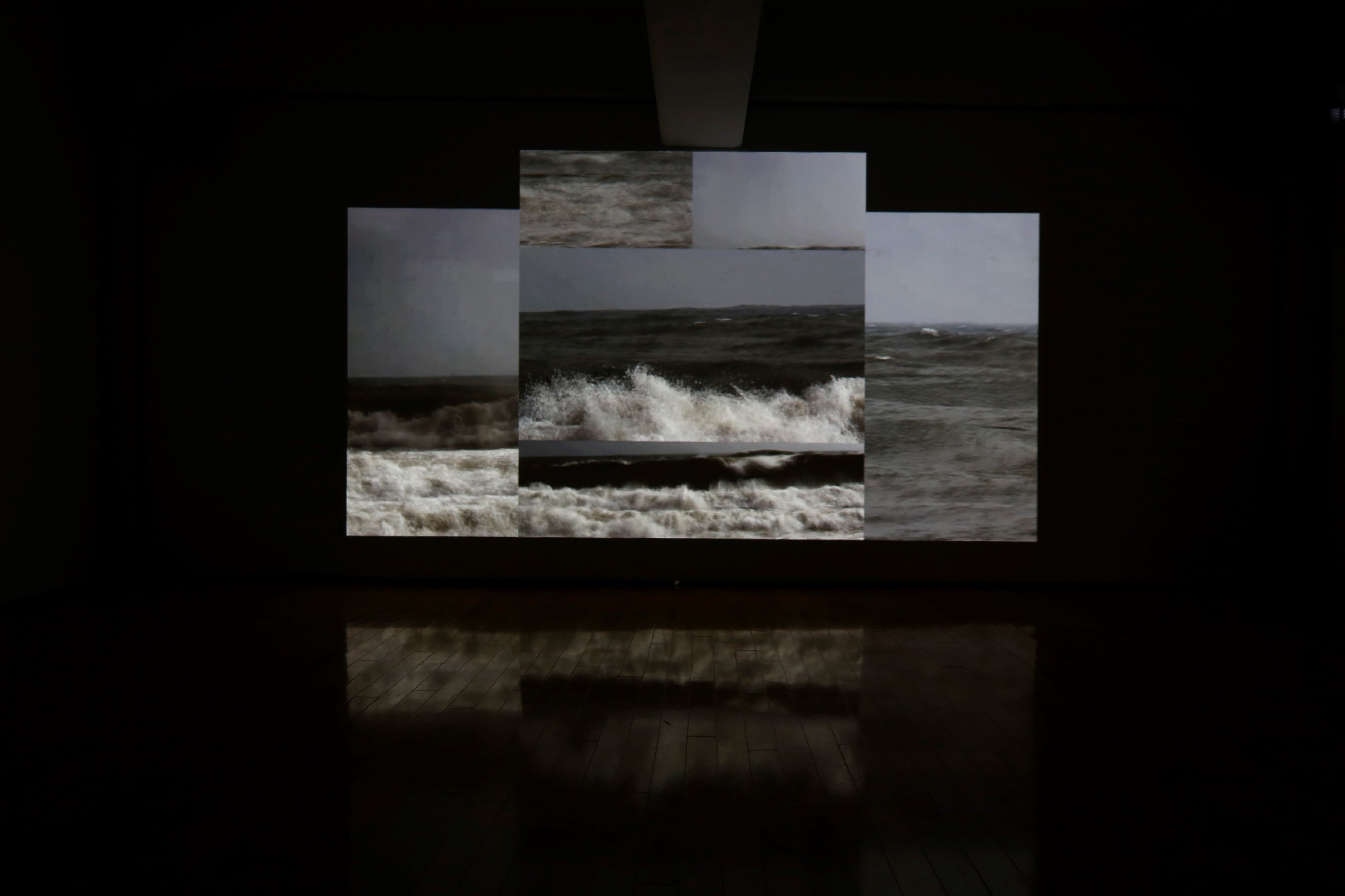 吉濱翔「海の声」2012年 ビデオ・サウンド・インスタレーション 多面ディスプレイ ©Tokyo Wonder Site Photographed by Masahiro Nagata