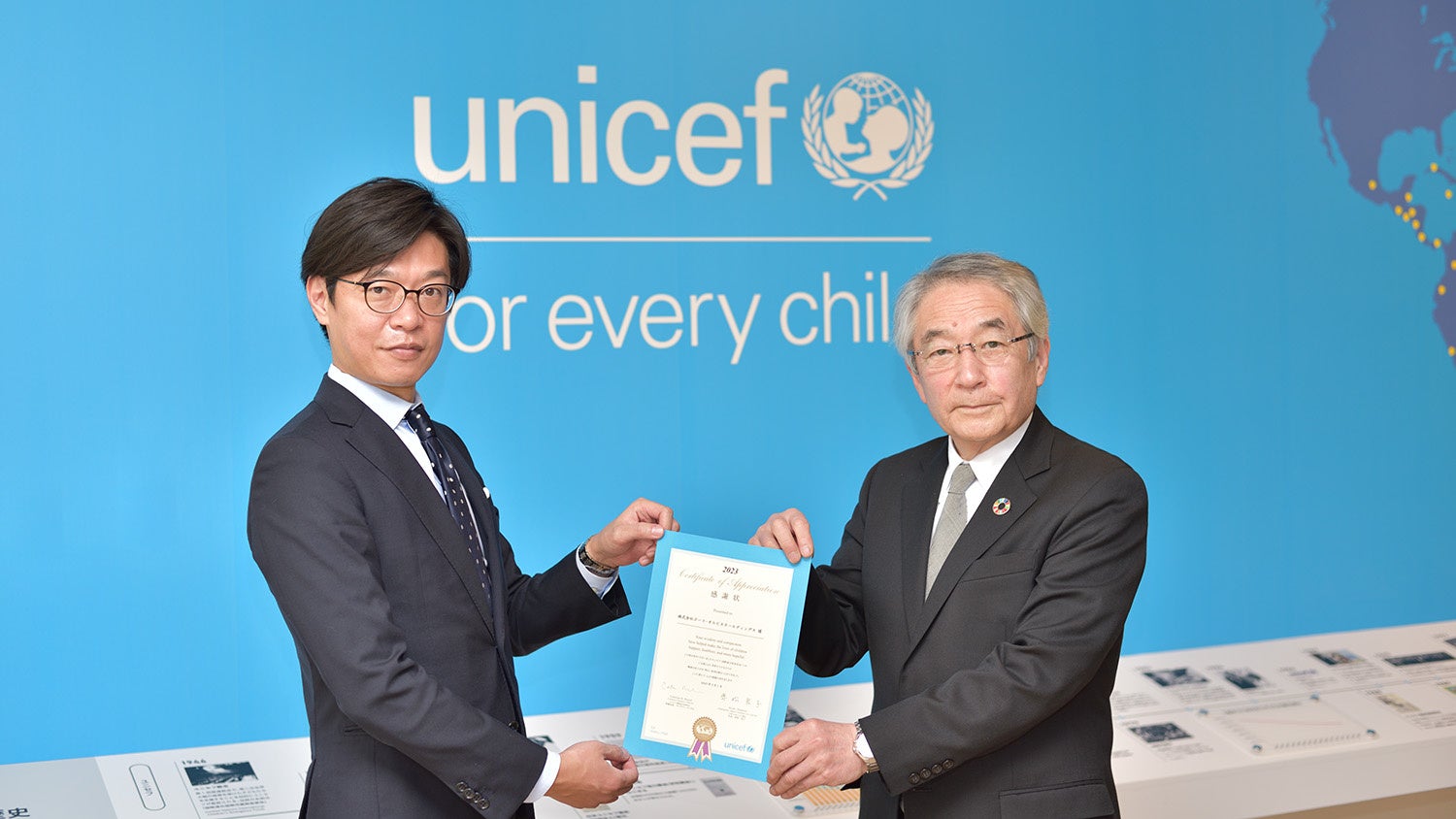 感謝状授与の様子。写真左：弊社執行役員兼コーポレートコミュニケーション室長 橋直孝 　右：公益財団法人 日本ユニセフ協会 専務理事 早水研 様