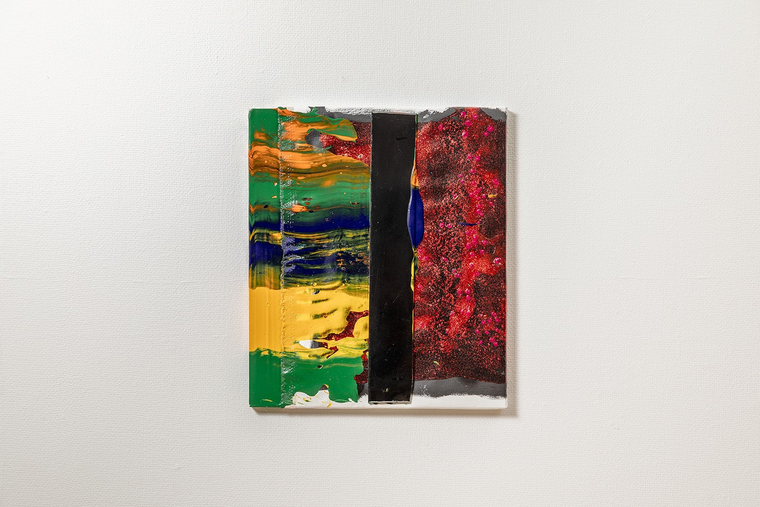 鬼頭健吾「untitled」2023年　再生ポリエチレンテレフタレート、アクリル、グリッター、キャンバス