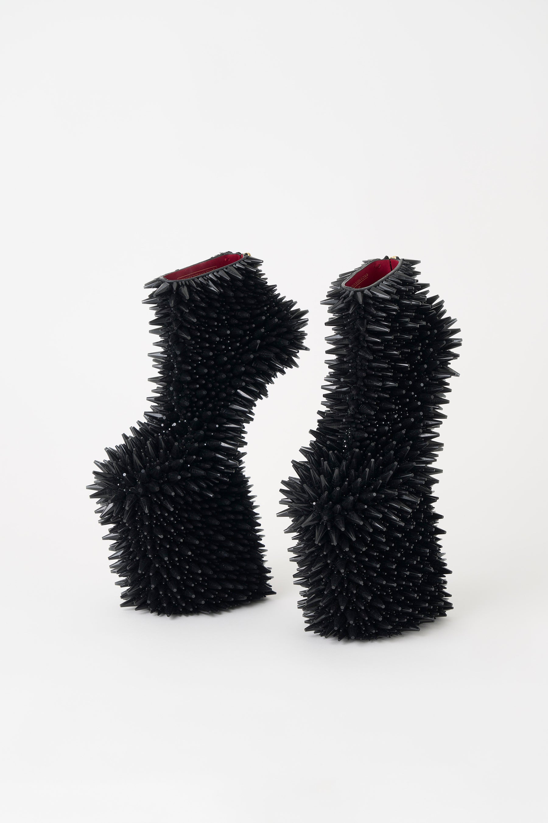 舘鼻則孝「Heel-less Shoes」 2023年　牛革、染料、再生ポリエチレンテレフタレート、金属ファスナー Photo by Osamu Sakamoto