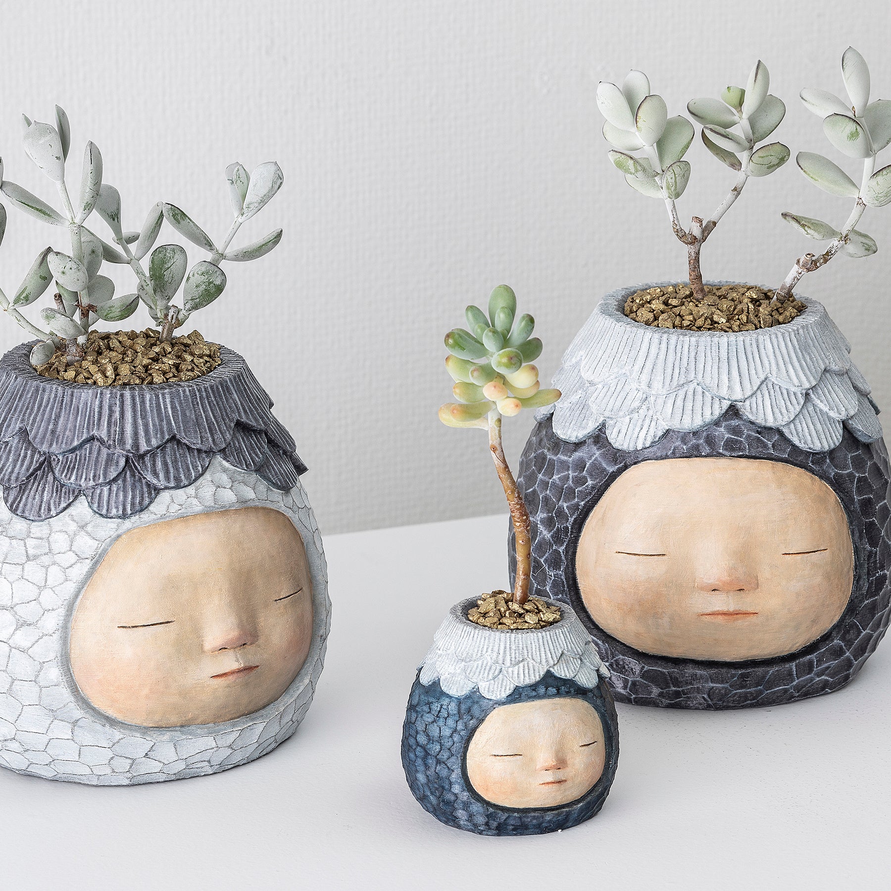 中村萌 「Regrow Pots -family-」 2023年　再生ポリエチレンテレフタレート、アクリル絵具、油絵具、金砂、植物、その他